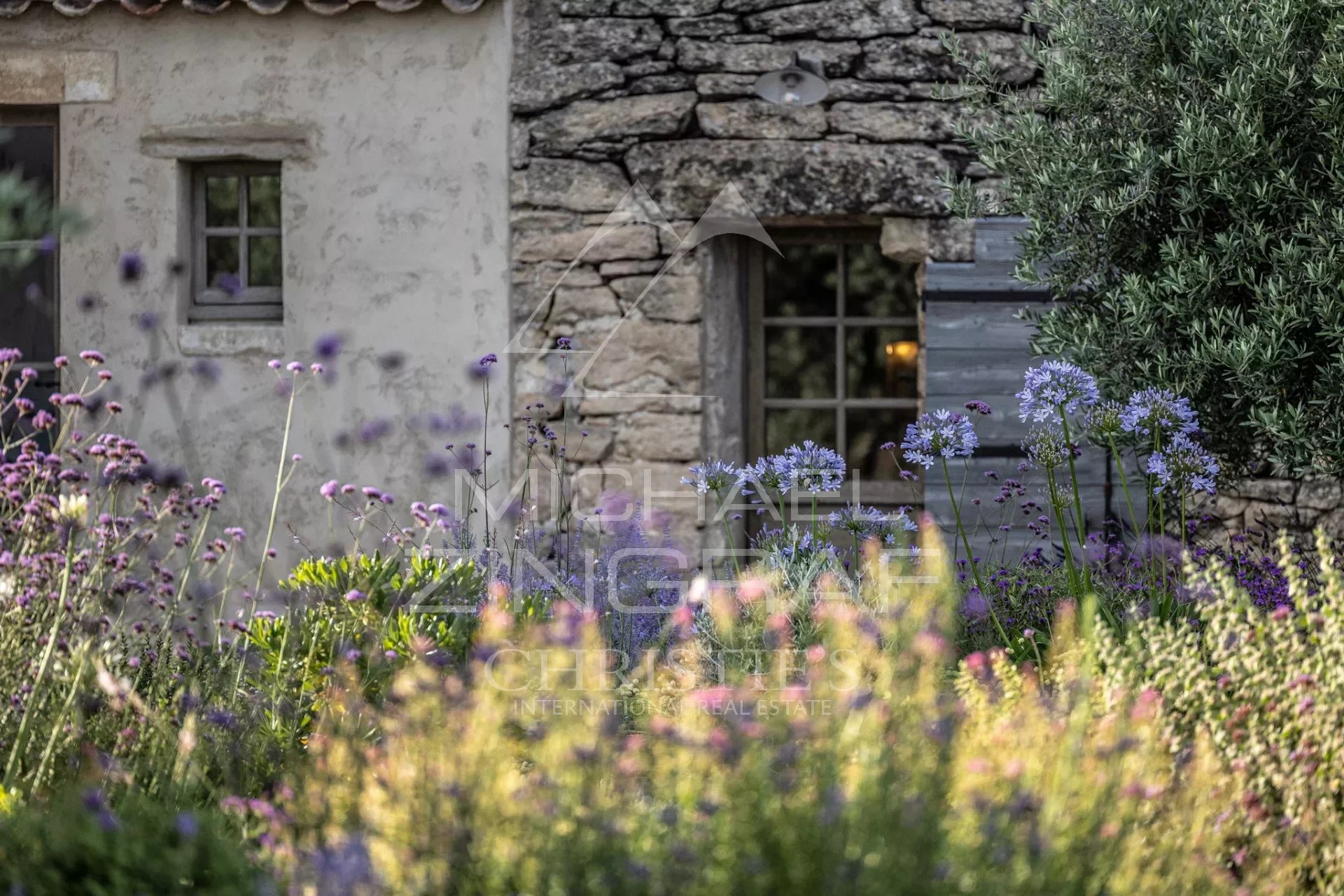 Mas provençal with exceptional view of the village of Gordes