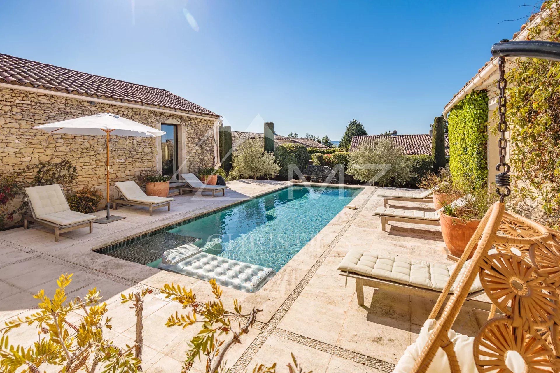 Gordes - Lovely stone built villa with heated pool