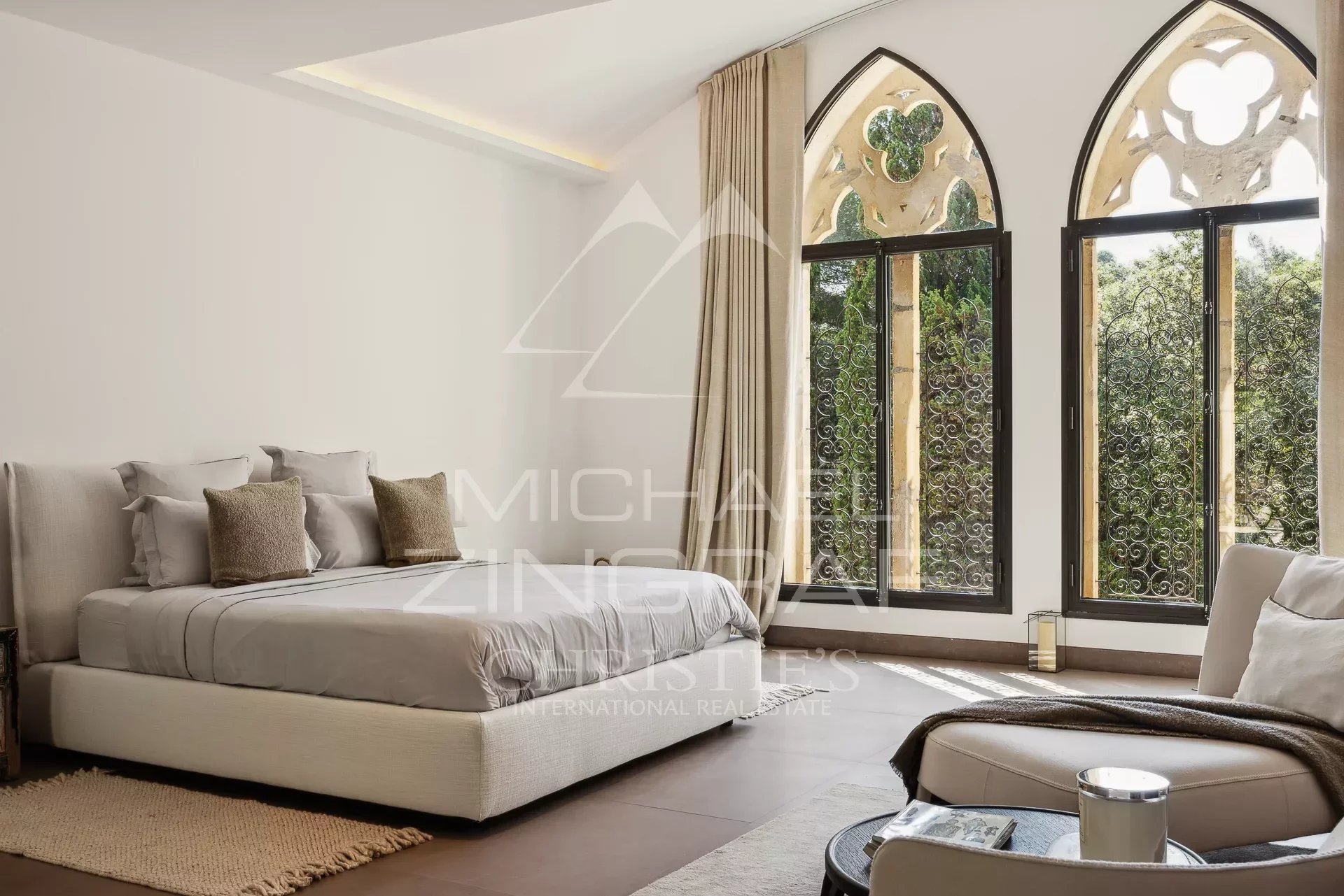 Close to Cannes -  6 bedrooms Villa in a park