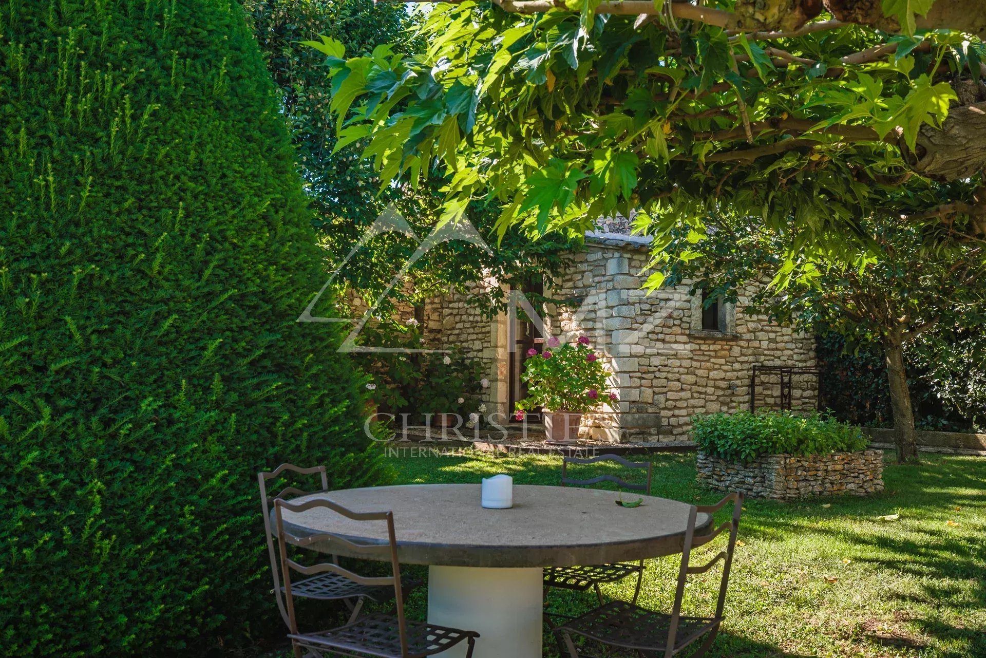 MAS DE HAMEAU MIT BLICK UND POOL