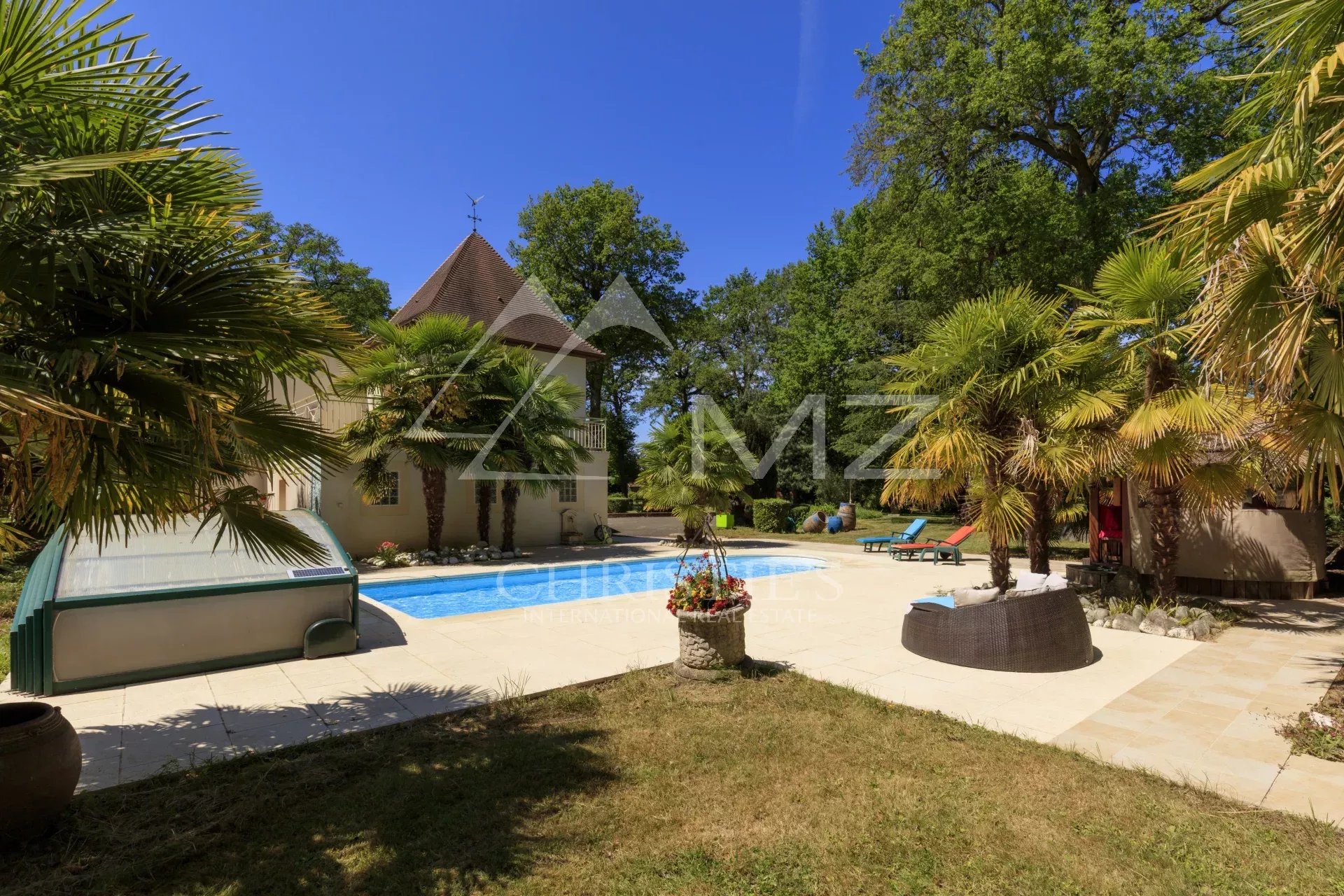 Exceptional four-bedroom villa with veranda, garden, tennis court and swimming pool