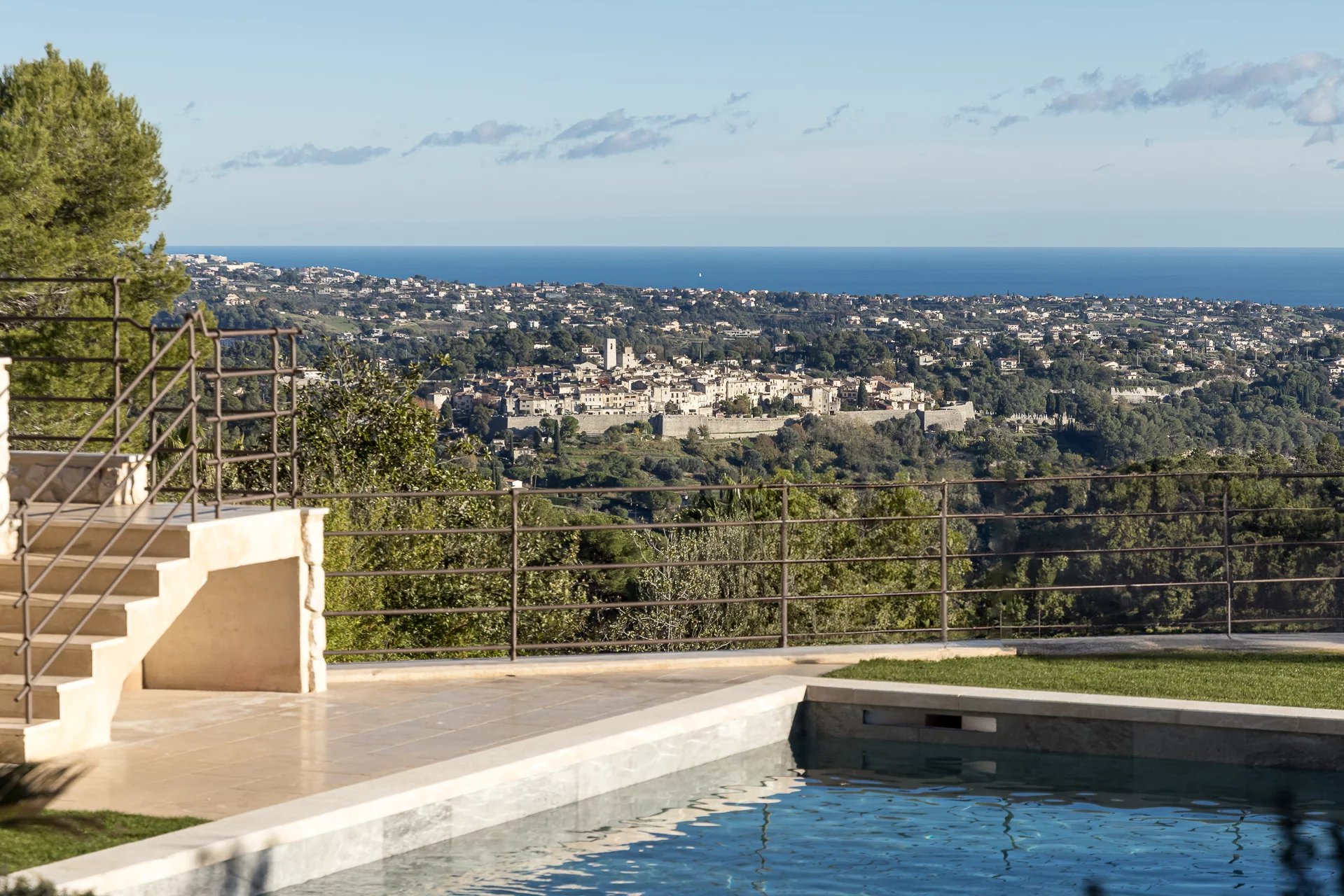 Proche Saint-Paul de Vence - Superbe propriété entièrement rénovée avec vue mer