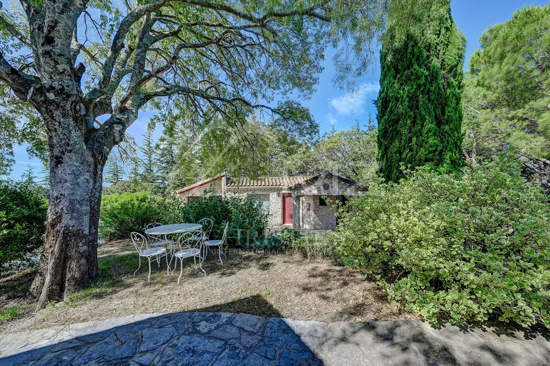 Entre Uzès et les Cévennes : sur 2 hectares, magnifique propriété