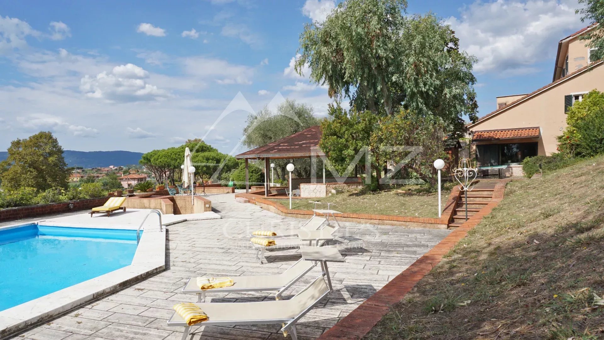 Elégante villa avec piscine, vignoble et grand terrain à une courte distance de la mer