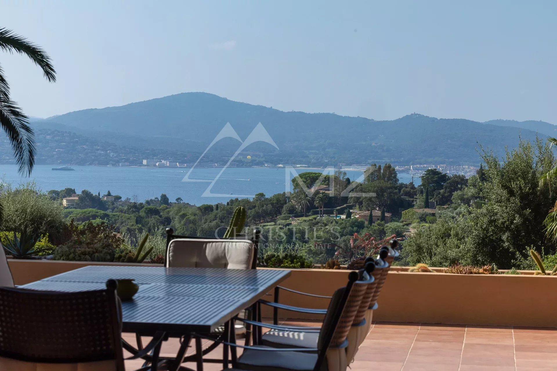 VILLA PROVENCALE AVEC VUE MER PANORAMIQUE - EXCLUSIVITE