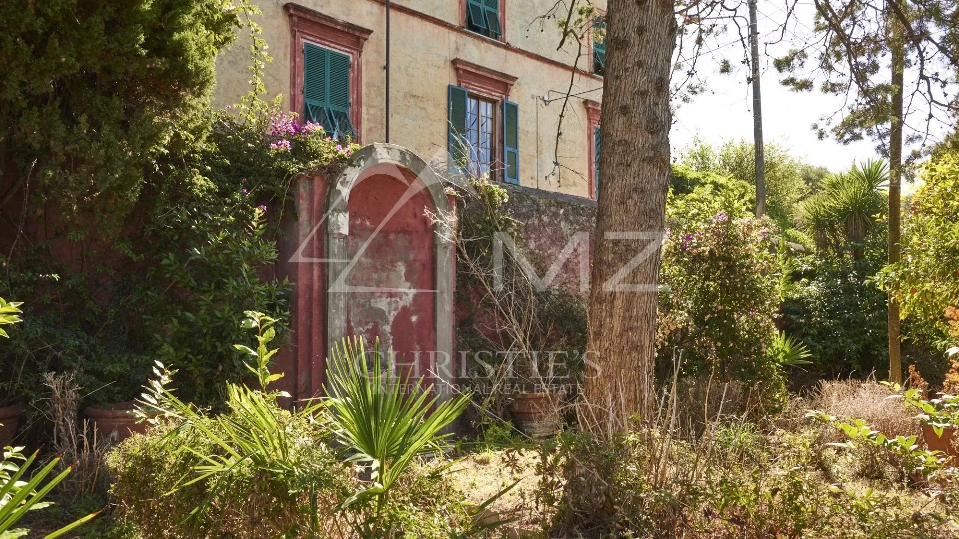 Historic villa of wide square footage with private park and sea view