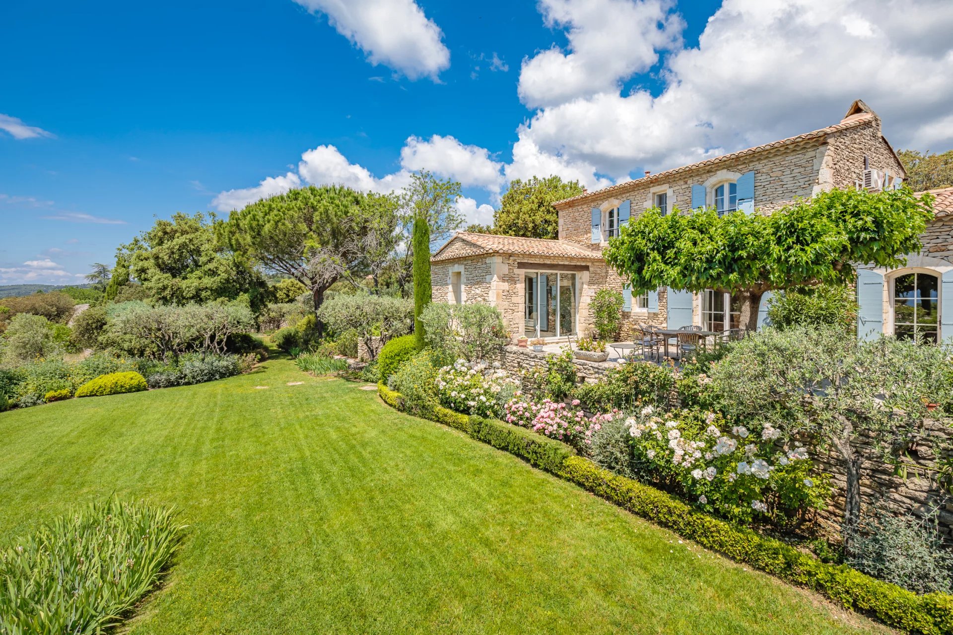 Gordes - Superbe maison en pierres proche du village