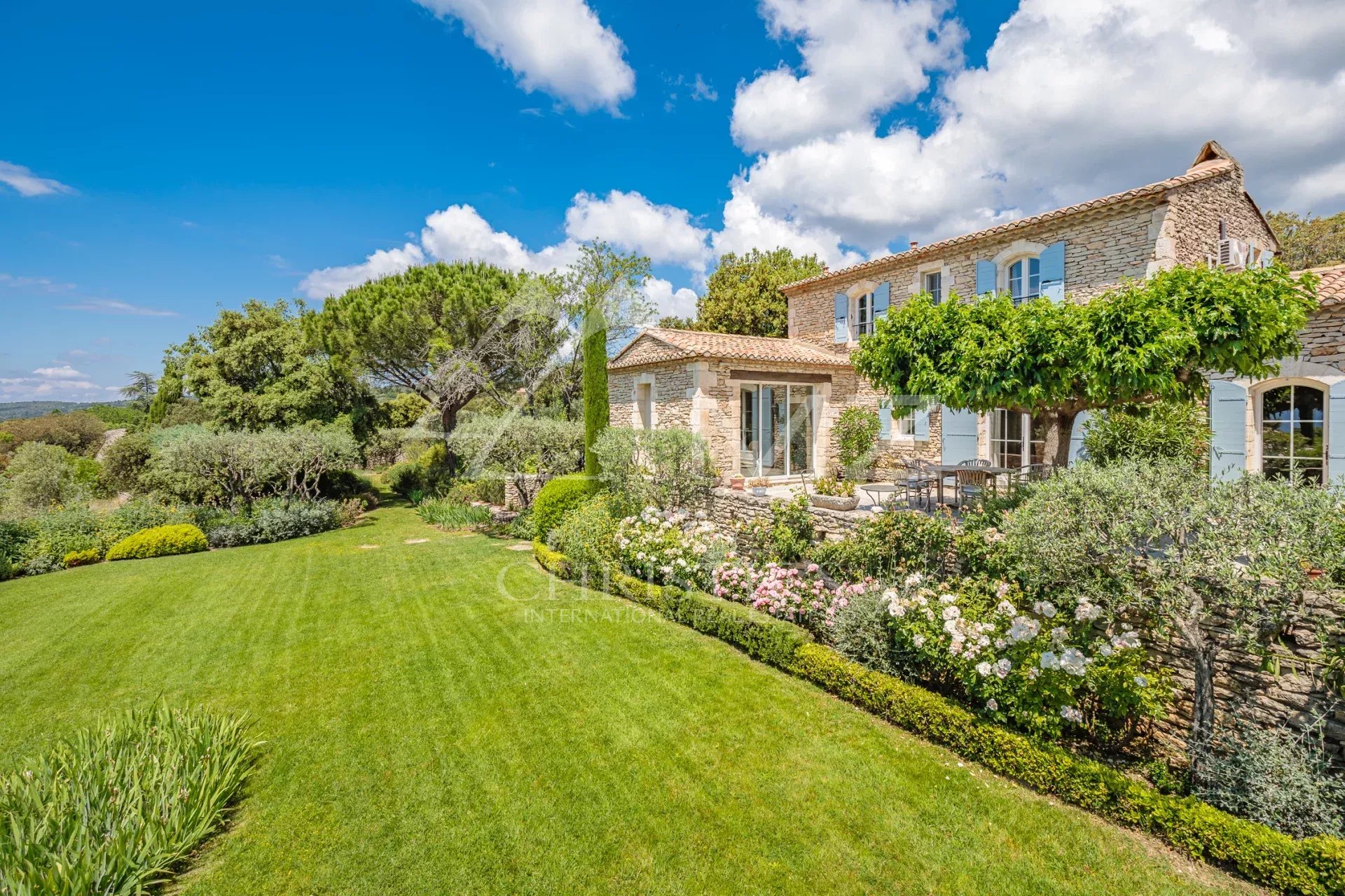 Gordes - Superbe maison en pierres proche du village