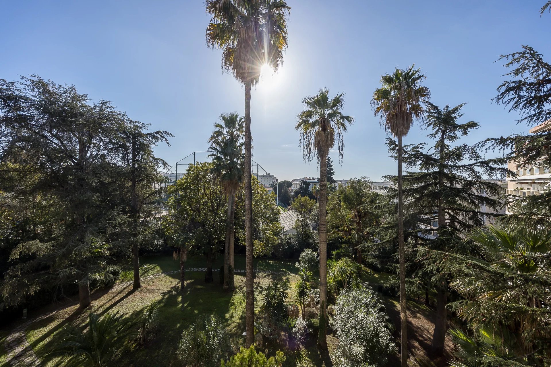 Appartement de type 3p d'une superficie de 88m2 situé dans un immeuble de standing à proximité des plages et du centre ville.