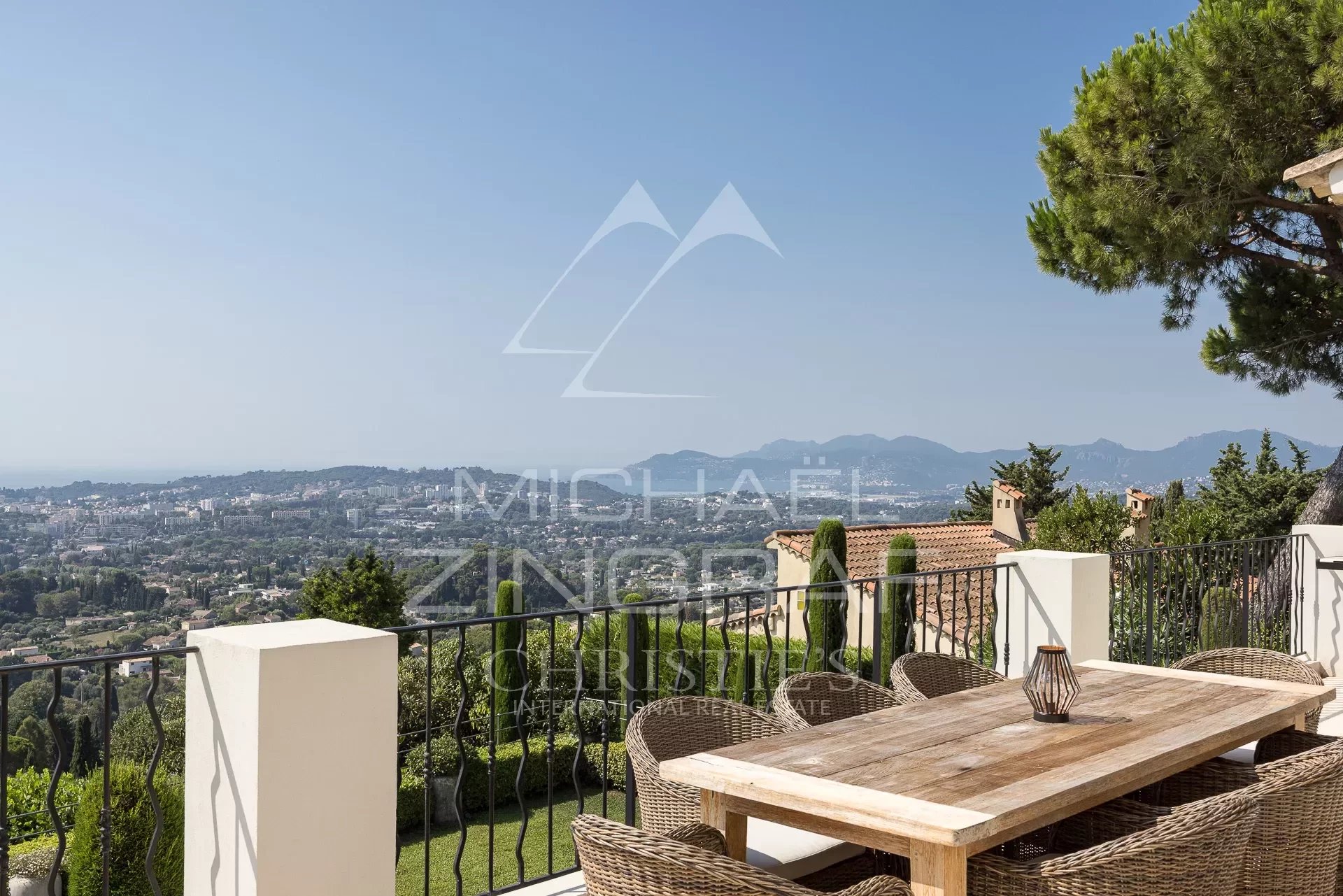 Mougins Village - Superb property with sea view