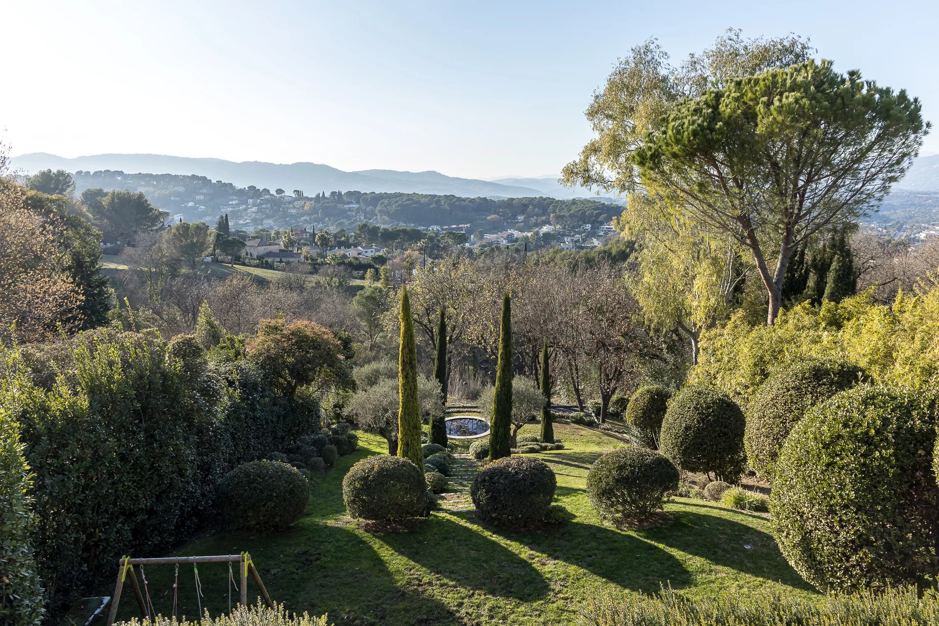 MOUGINS - Au centre du vieux village - Maison Atypique