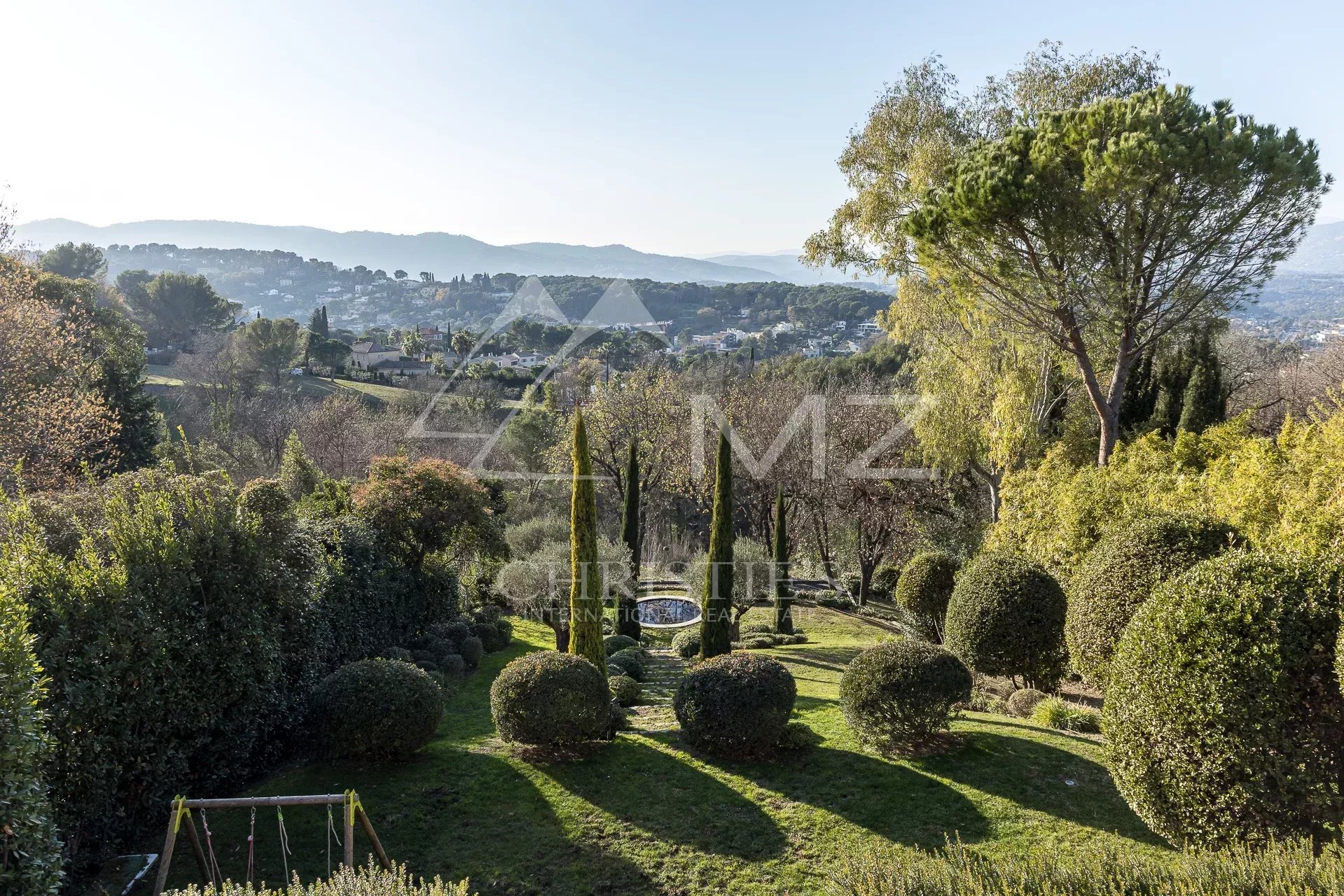 MOUGINS - Au centre du vieux village - Maison Atypique