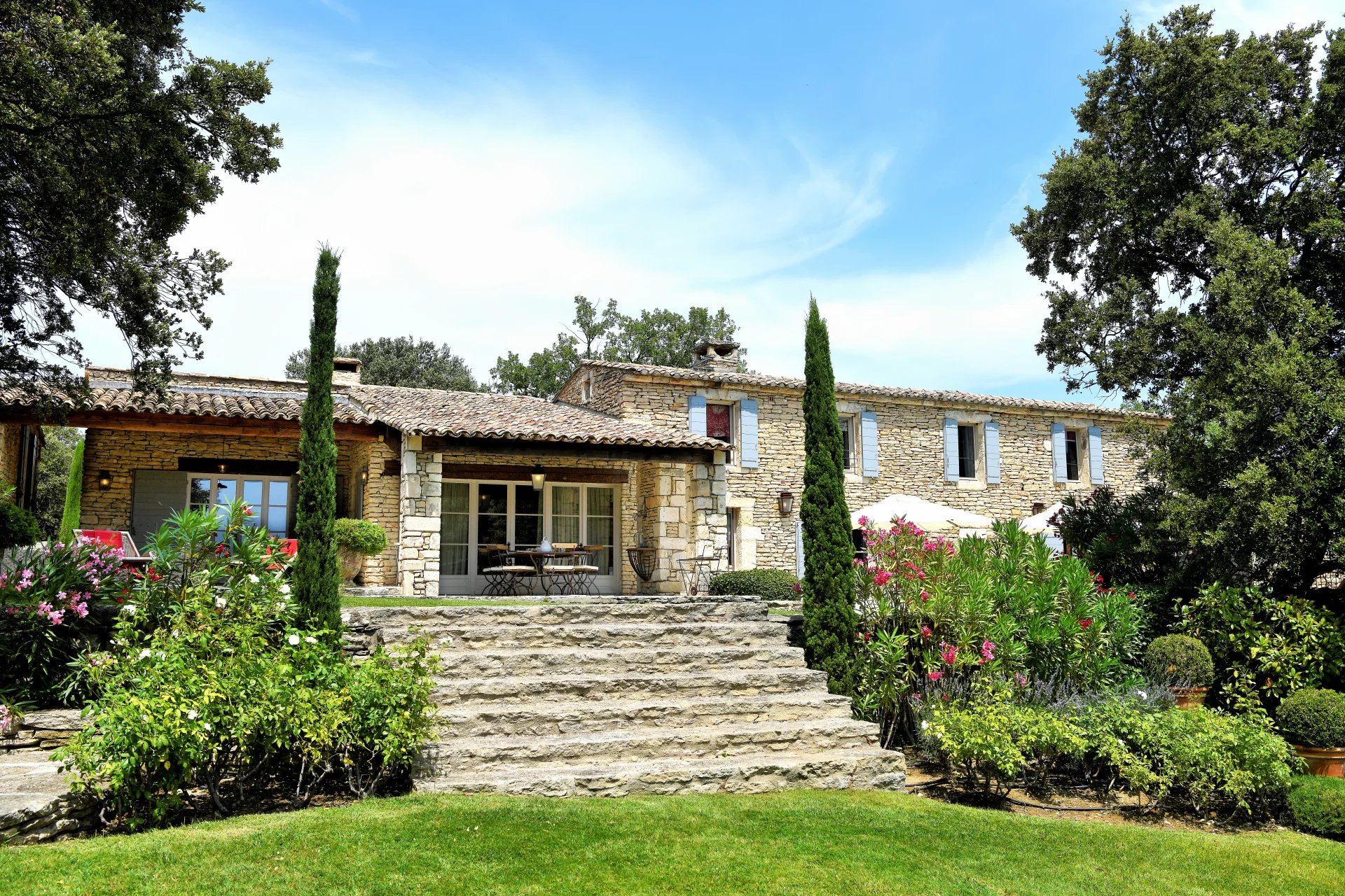 Gordes - Belle maison en pierres avec tennis et piscine chauffée