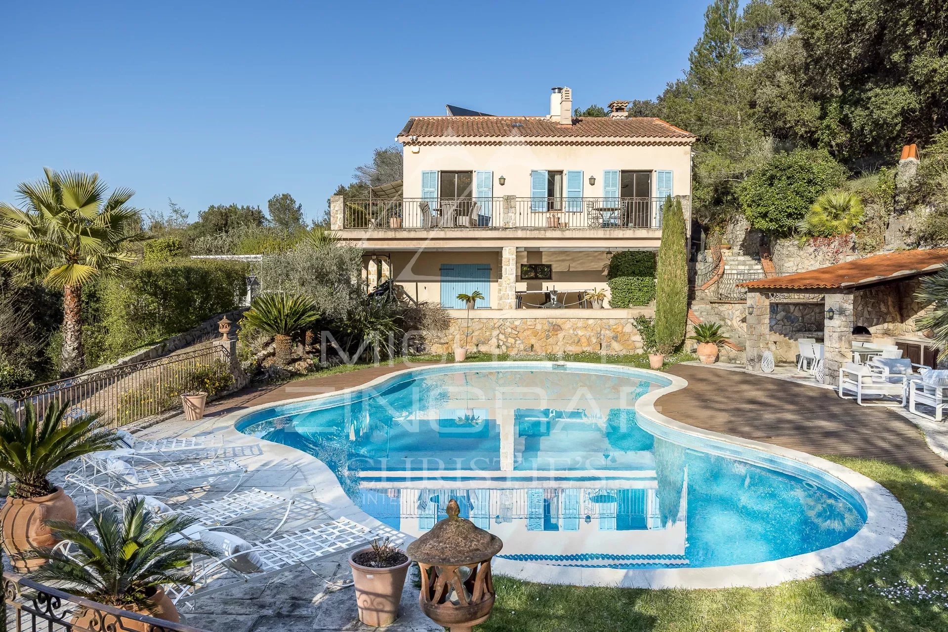 Angenehme renovierte Villa in der Nähe des Dorfes Valbonne