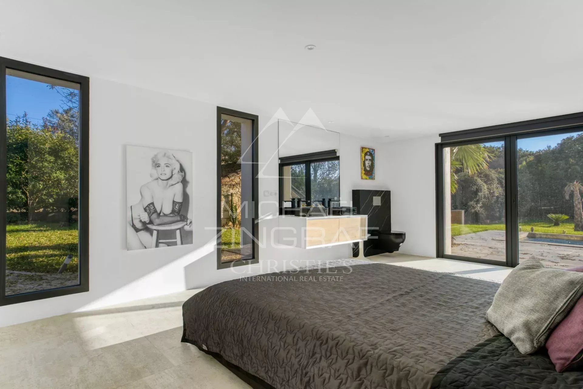 Close to shops - Pleasant, bright modern villa