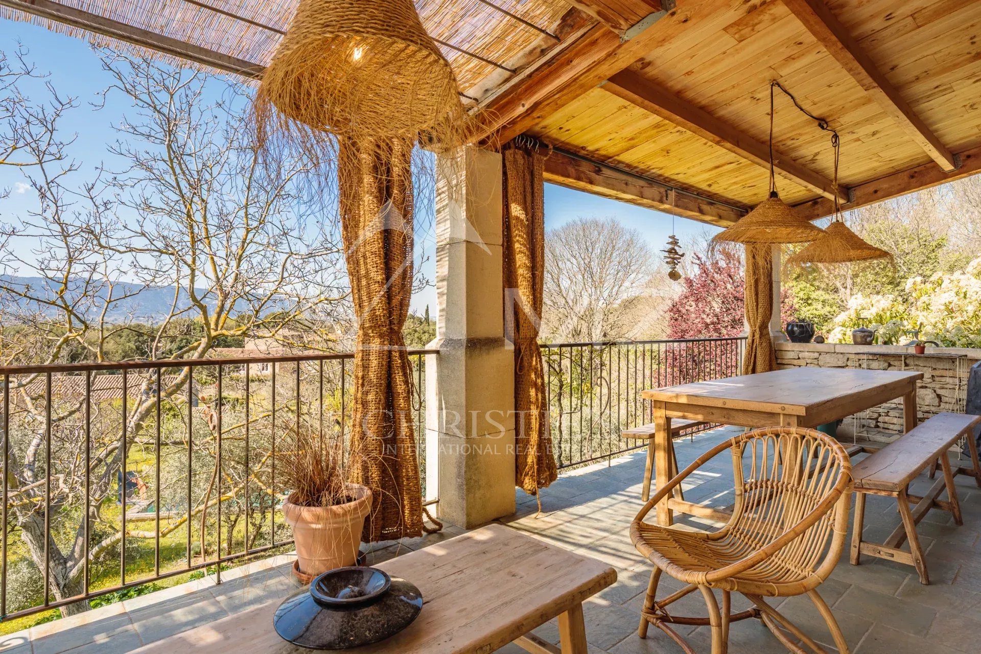 Proche Gordes - Superbe maison avec vue dégagée