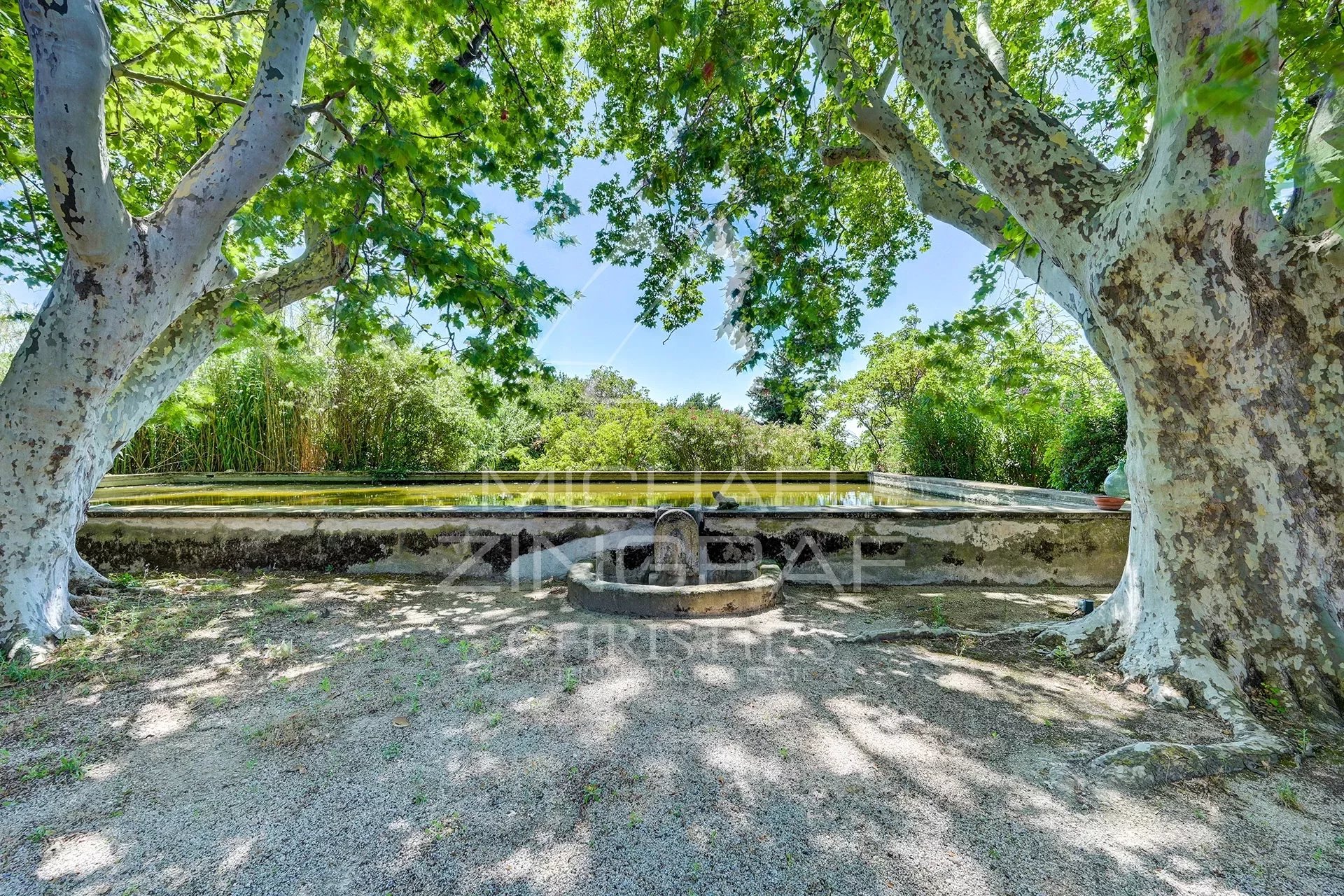 In der Nähe von Aix-en-Provence, charmantes Anwesen mit Swimmingpool und Tennisplatz