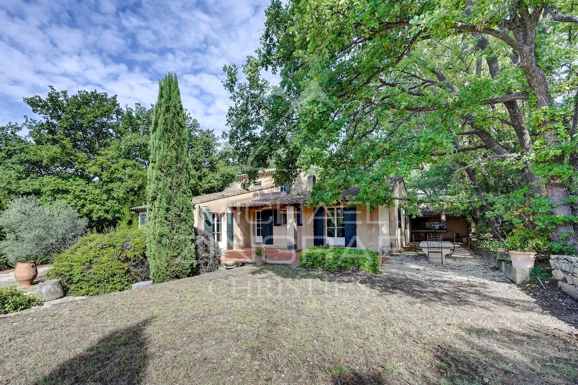 Property with a view of Lourmarin Castle