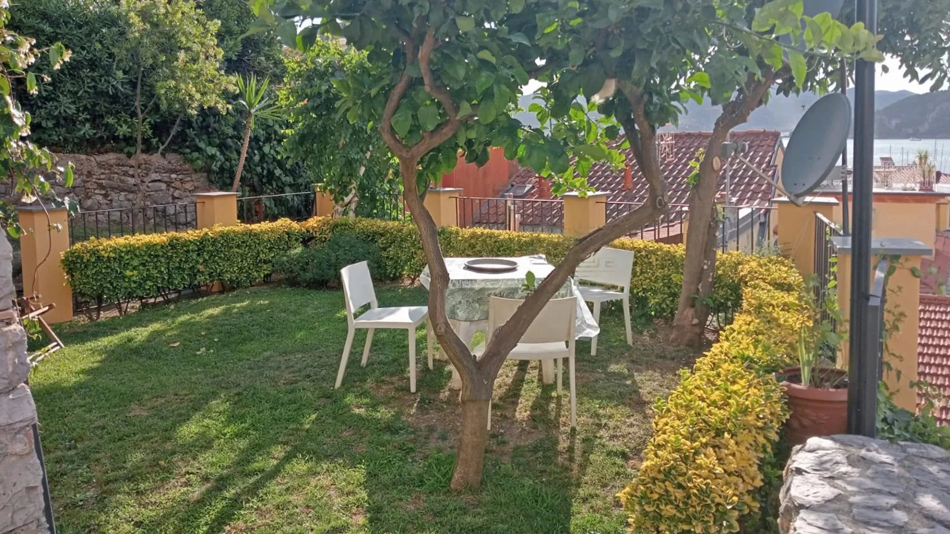 Villa située sur la place principale de Lerici avec jardin et vue sur la mer