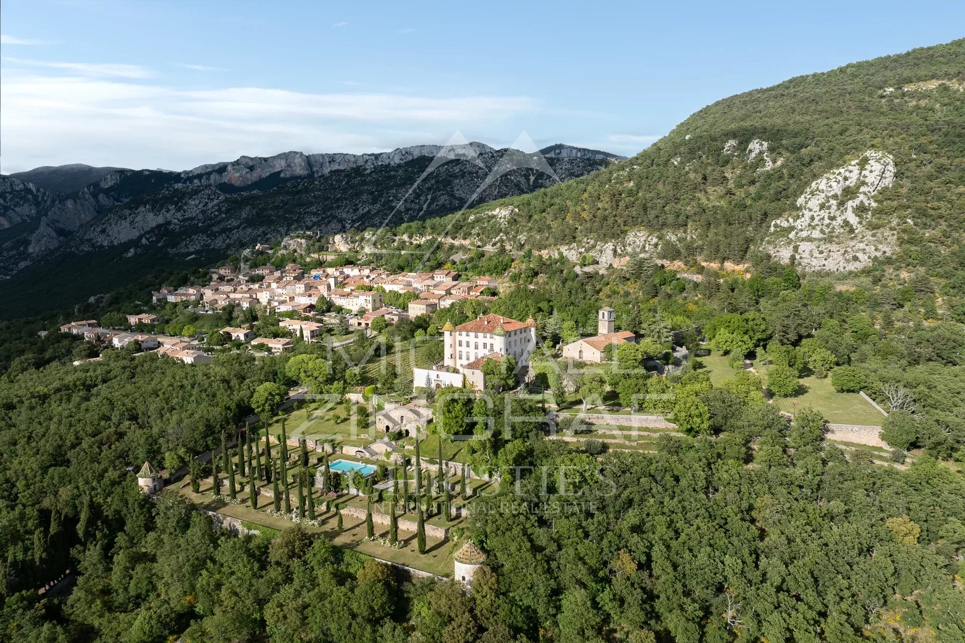 Aiguines - Remarkable Estate with Provençal Château