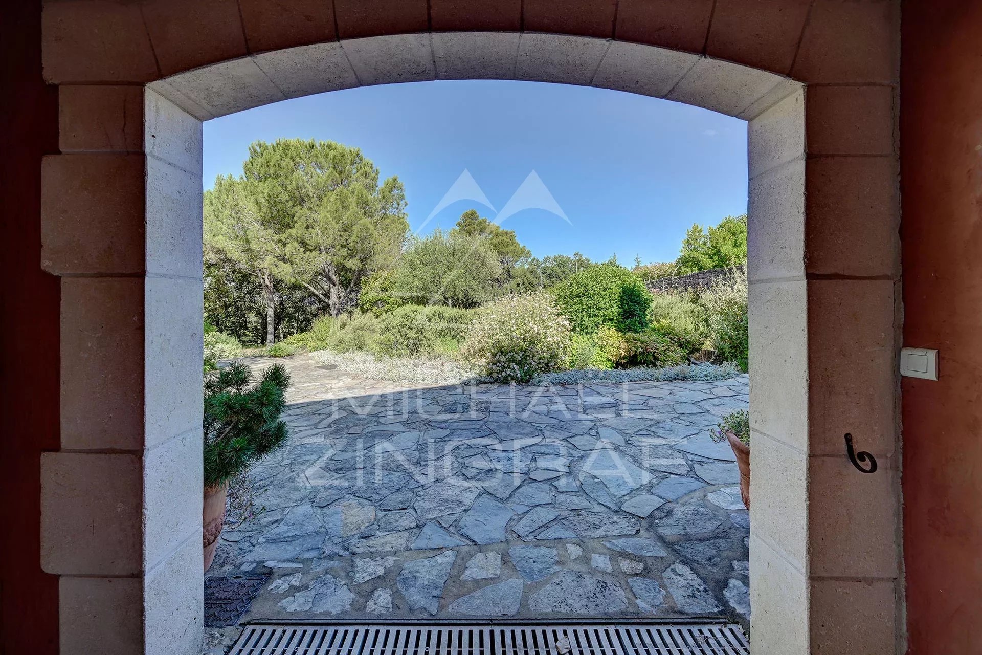 Entre Uzès et les Cévennes : sur 2 hectares, magnifique propriété