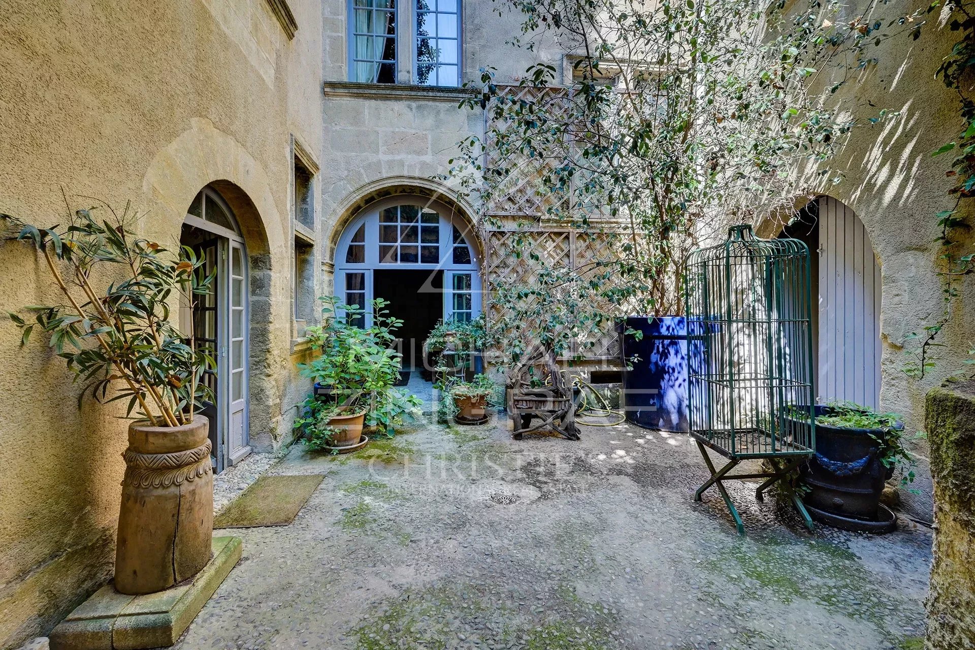 Private historical mansion in the Aix en Provencecountryside