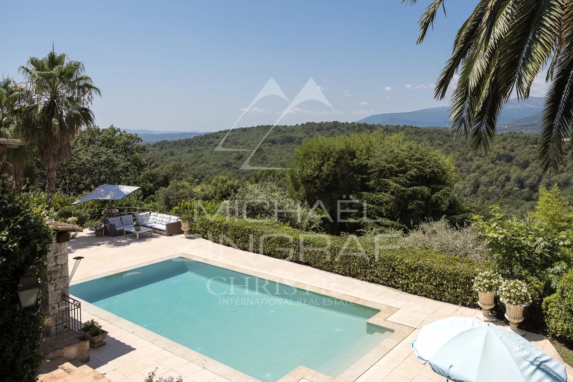 Close to Saint-Paul-de-Vence - Family property in private domain