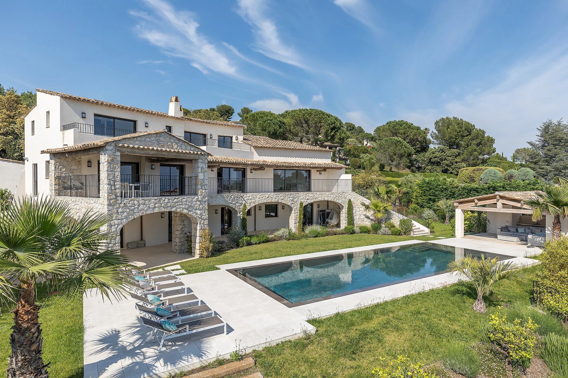 Proche Saint-Paul de Vence - Luxueuse villa au sein d'un domaine fermé