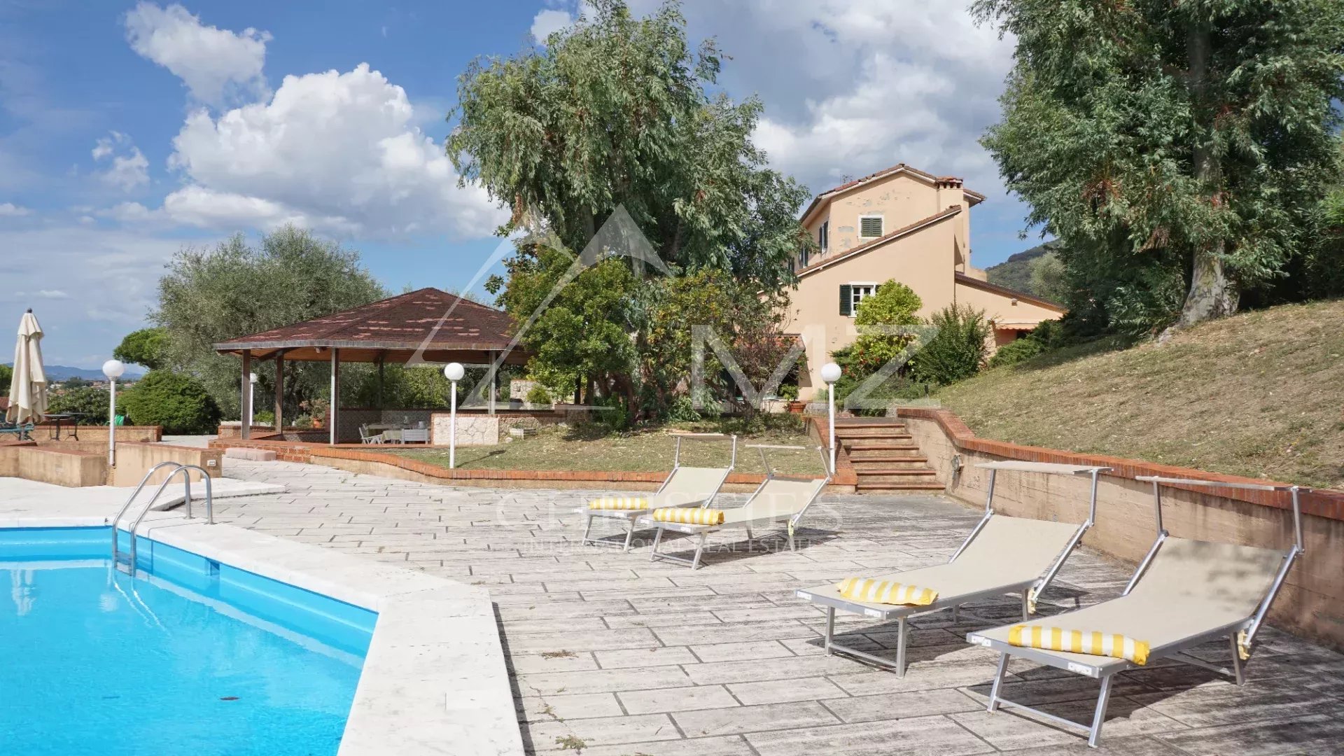 Elégante villa avec piscine, vignoble et grand terrain à une courte distance de la mer