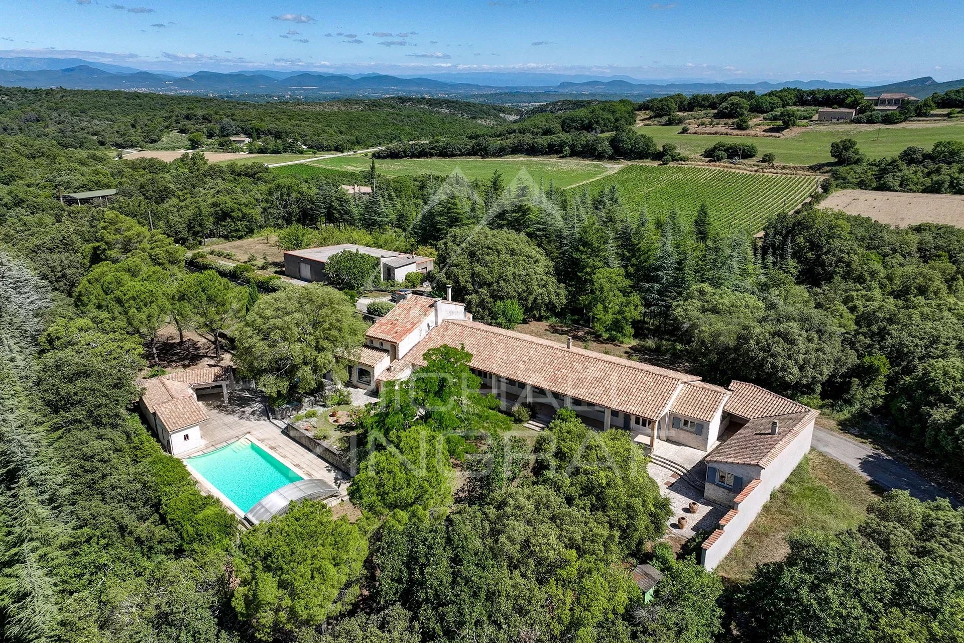 Entre Uzès et les Cévennes : sur 2 hectares, magnifique propriété