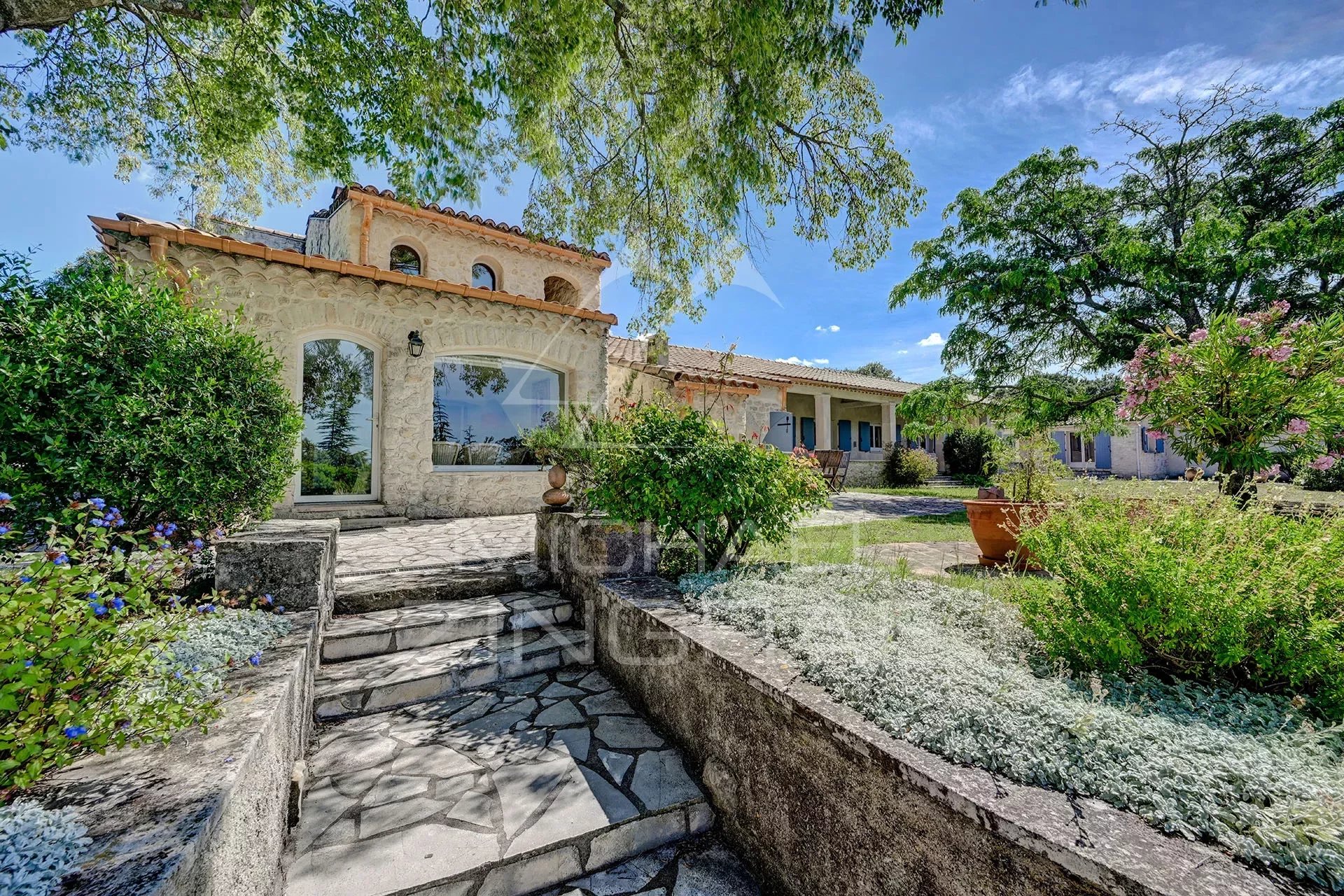 Entre Uzès et les Cévennes : sur 2 hectares, magnifique propriété