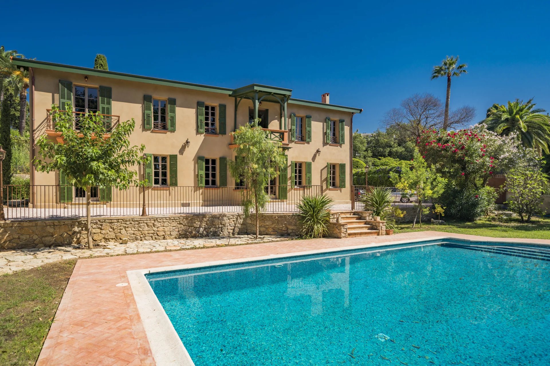 Cannes - Domaine fermé - Rare plages et commerces à pied