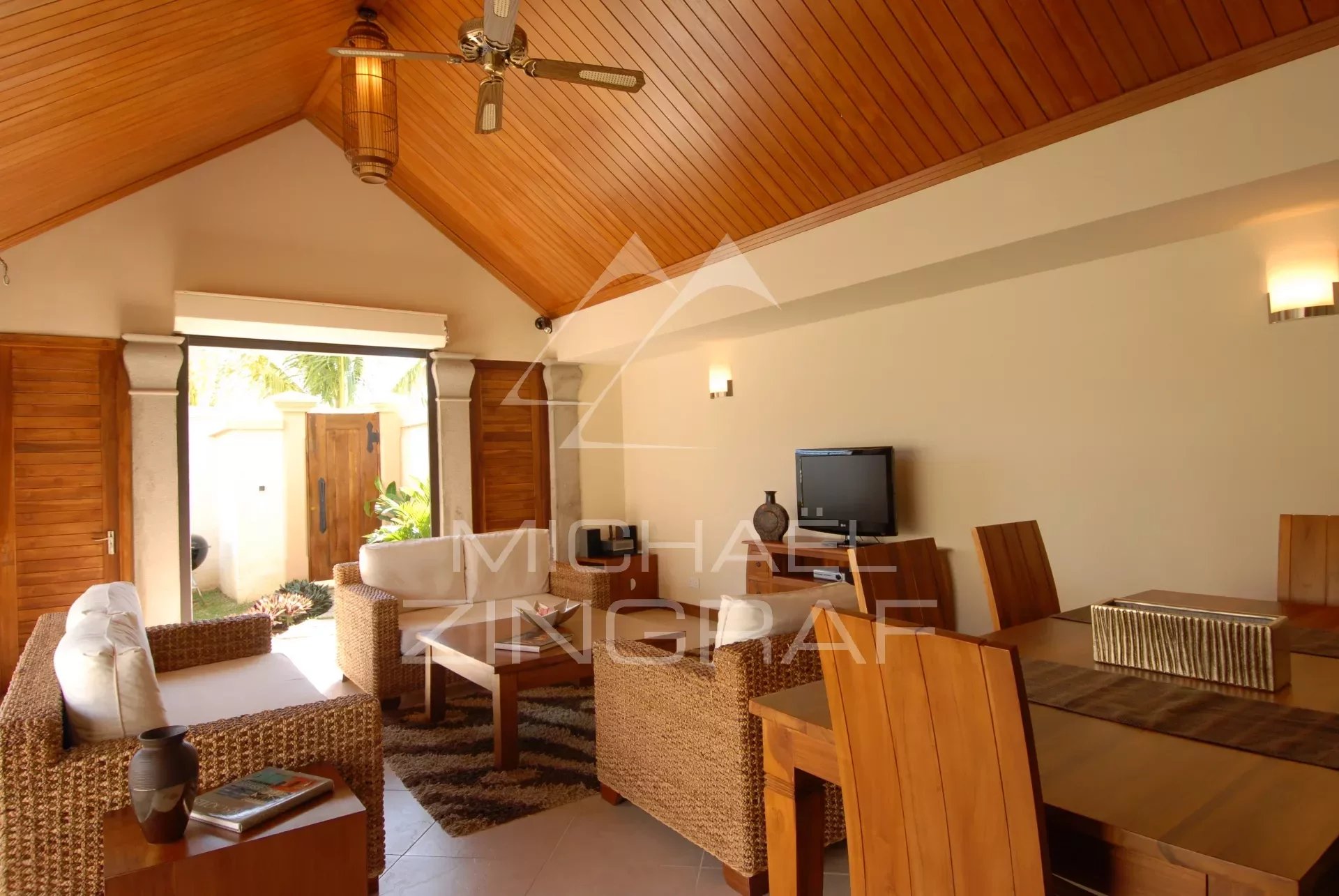 Balinese 4 -bedroom villa in Pereybere