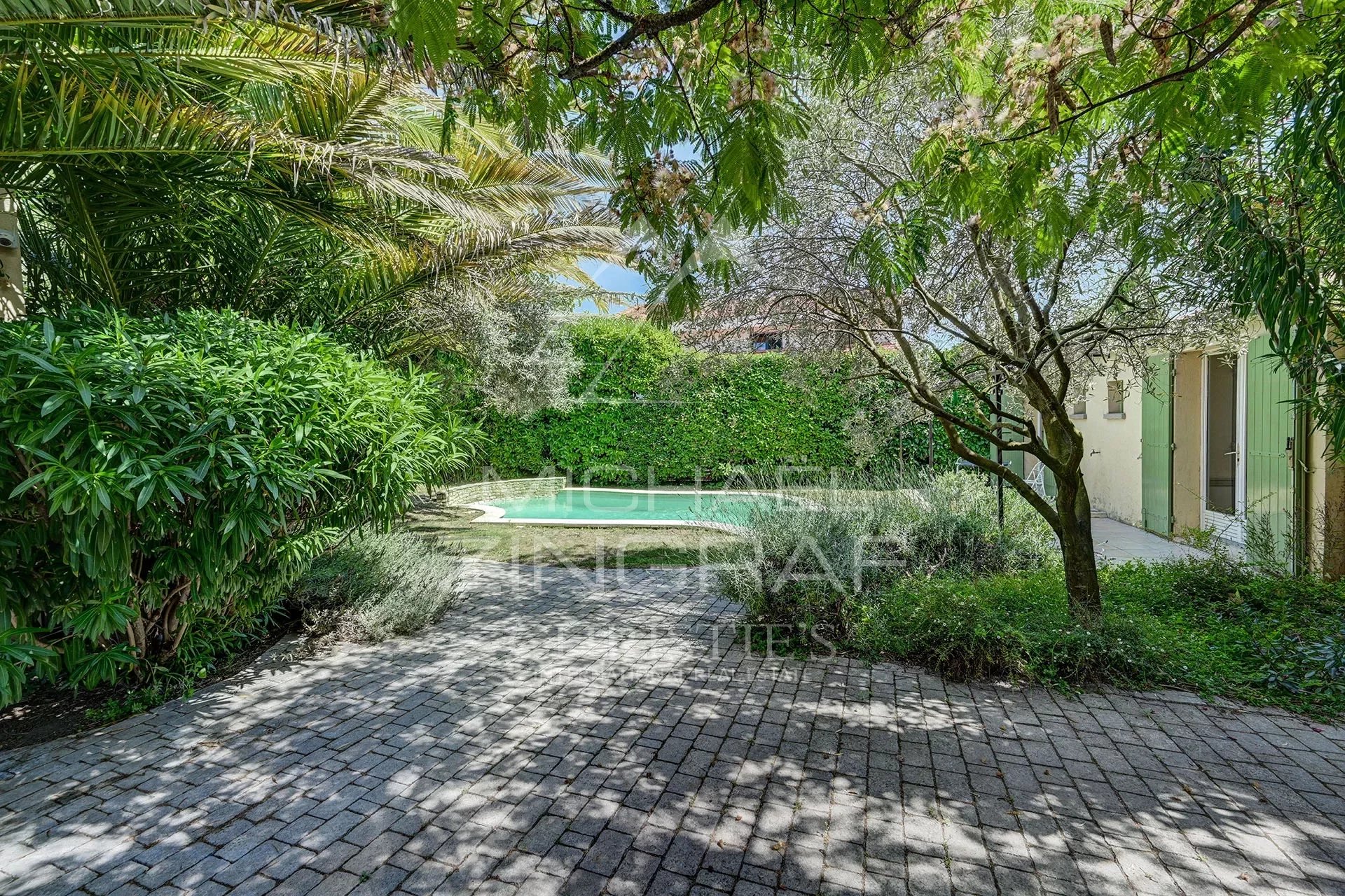 Haus mit Garten und Schwimmbad im Stadtzentrum