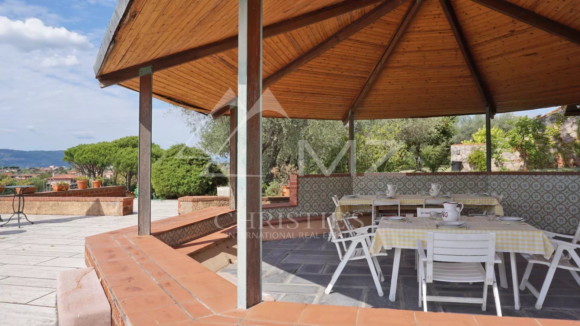 Elégante villa avec piscine, vignoble et grand terrain à une courte distance de la mer