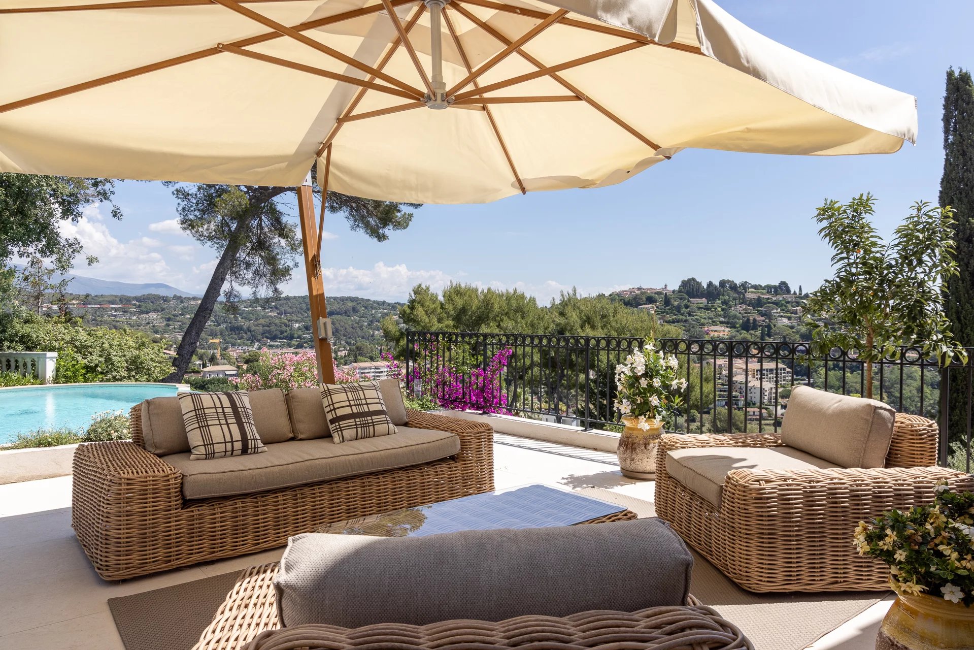 MOUGINS - Magnifique villa avec vue mer