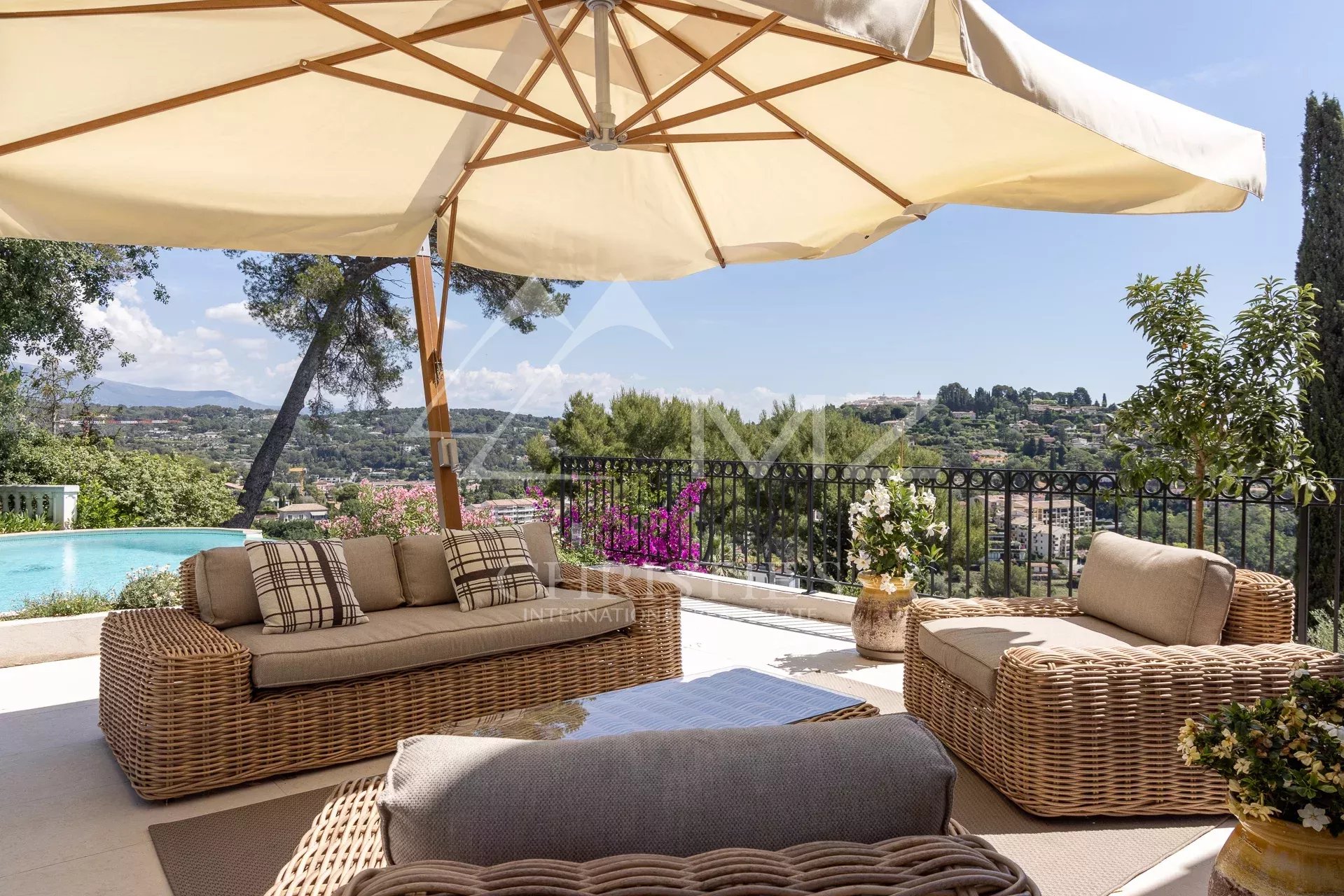 MOUGINS - Magnifique villa avec vue mer