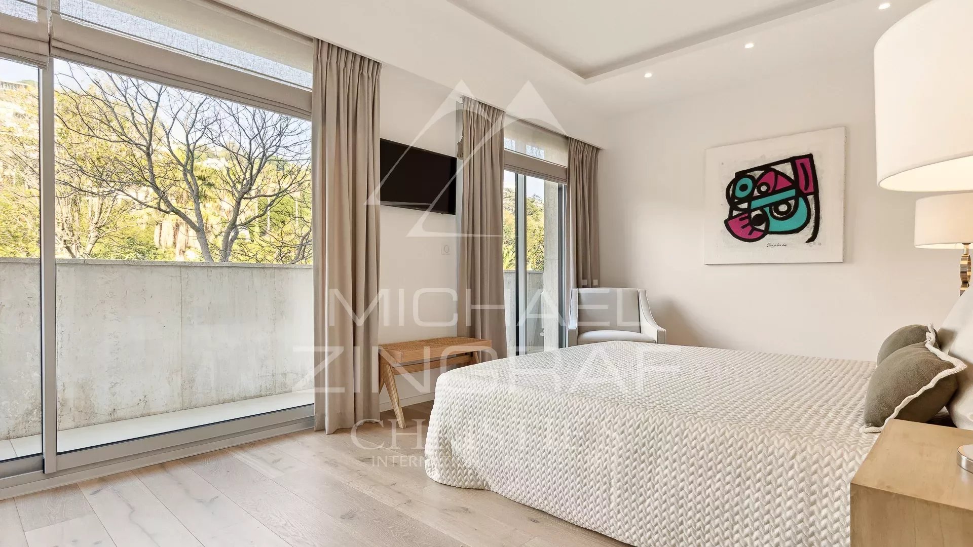 SOLE AGENT  Superb contemporary 4 room apartment in perfect condition