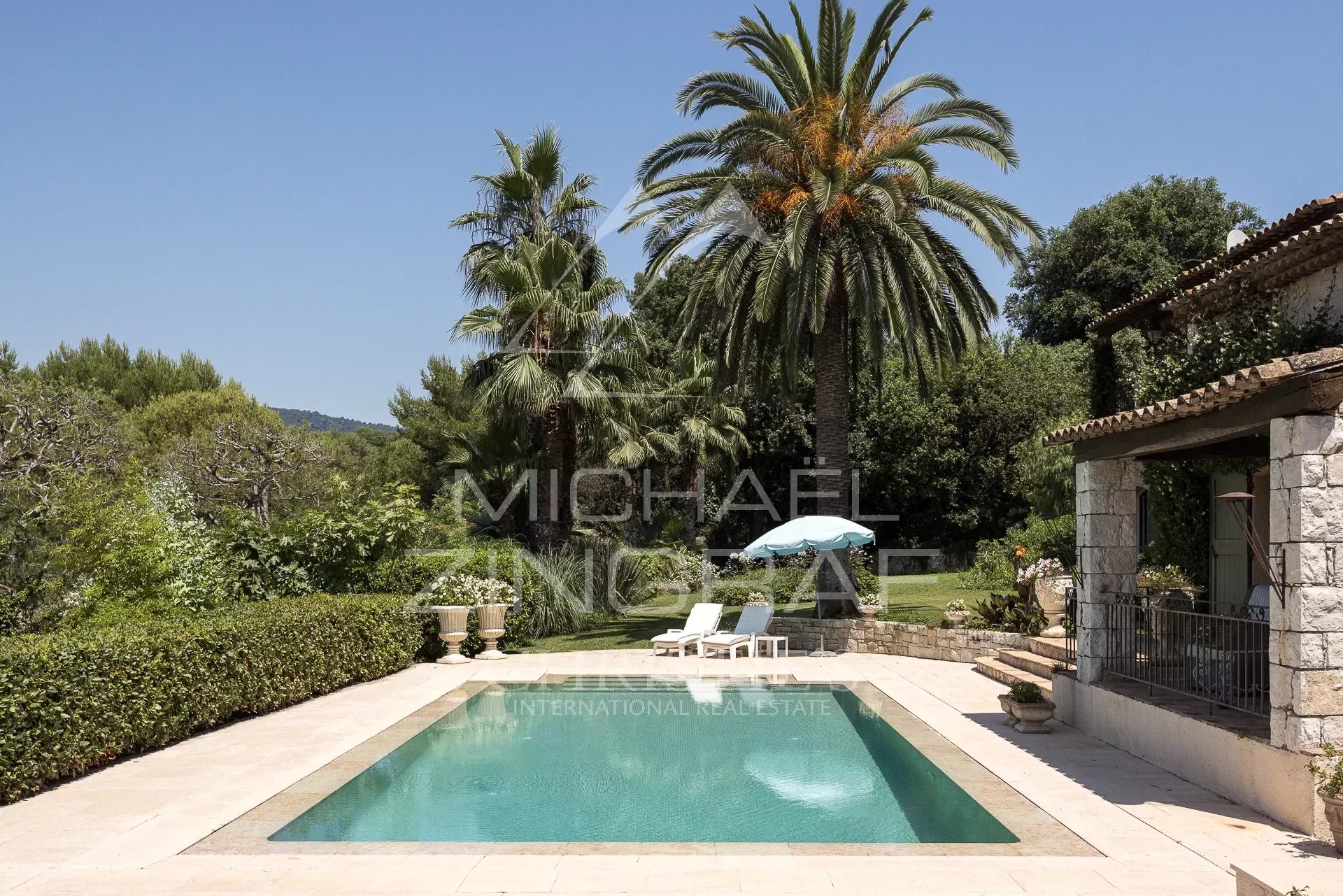 Close to Saint-Paul-de-Vence - Family property in private domain