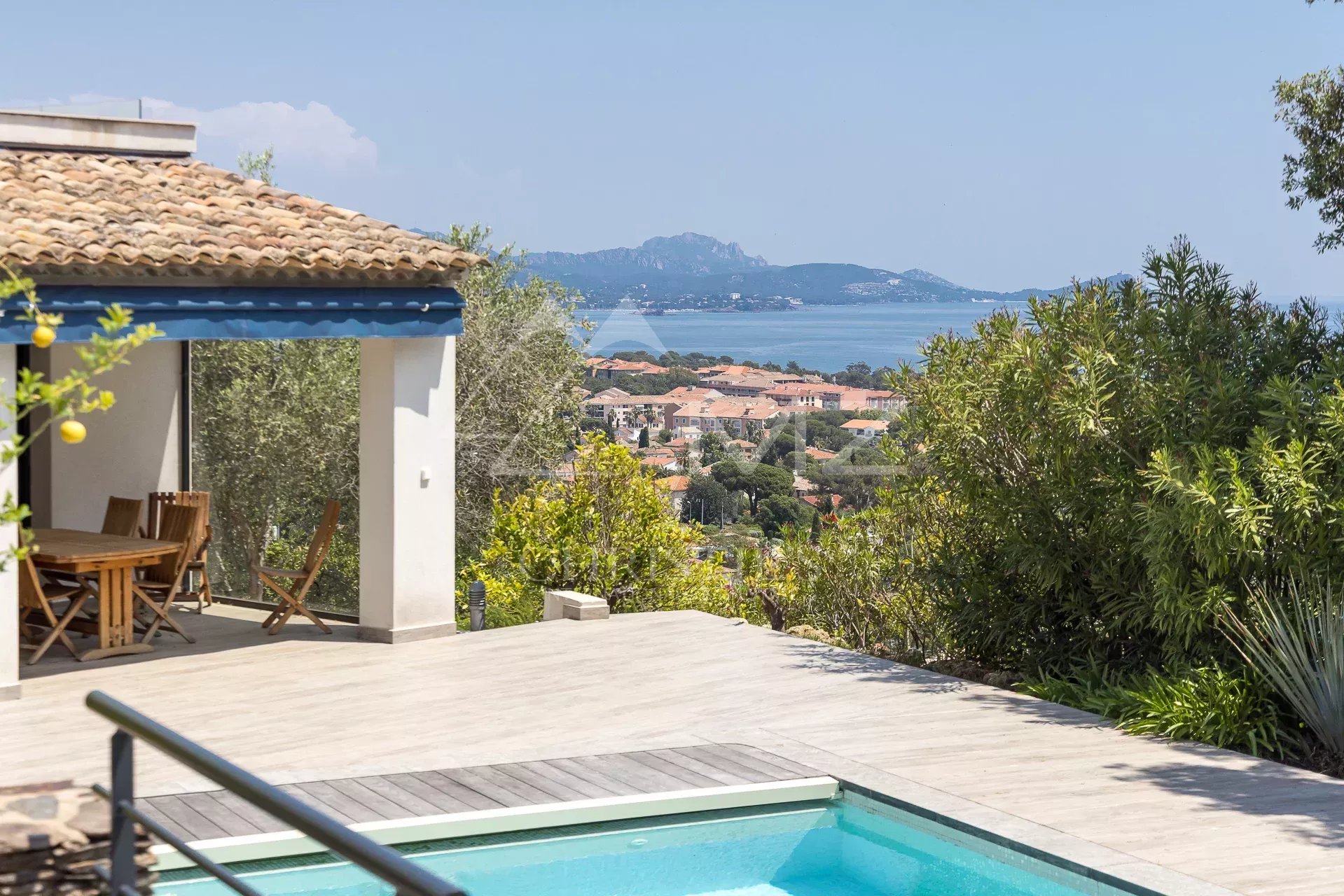 Villa with sea view between Cannes and Saint-Tropez