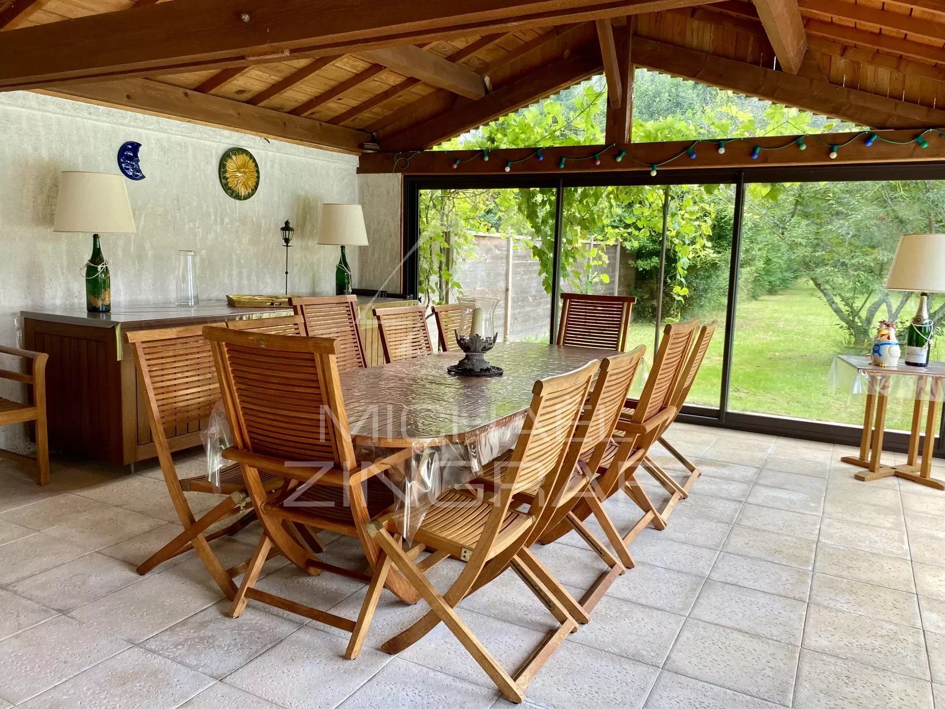 Maison 19e avec piscine dans parc arboré en bordure de rivière