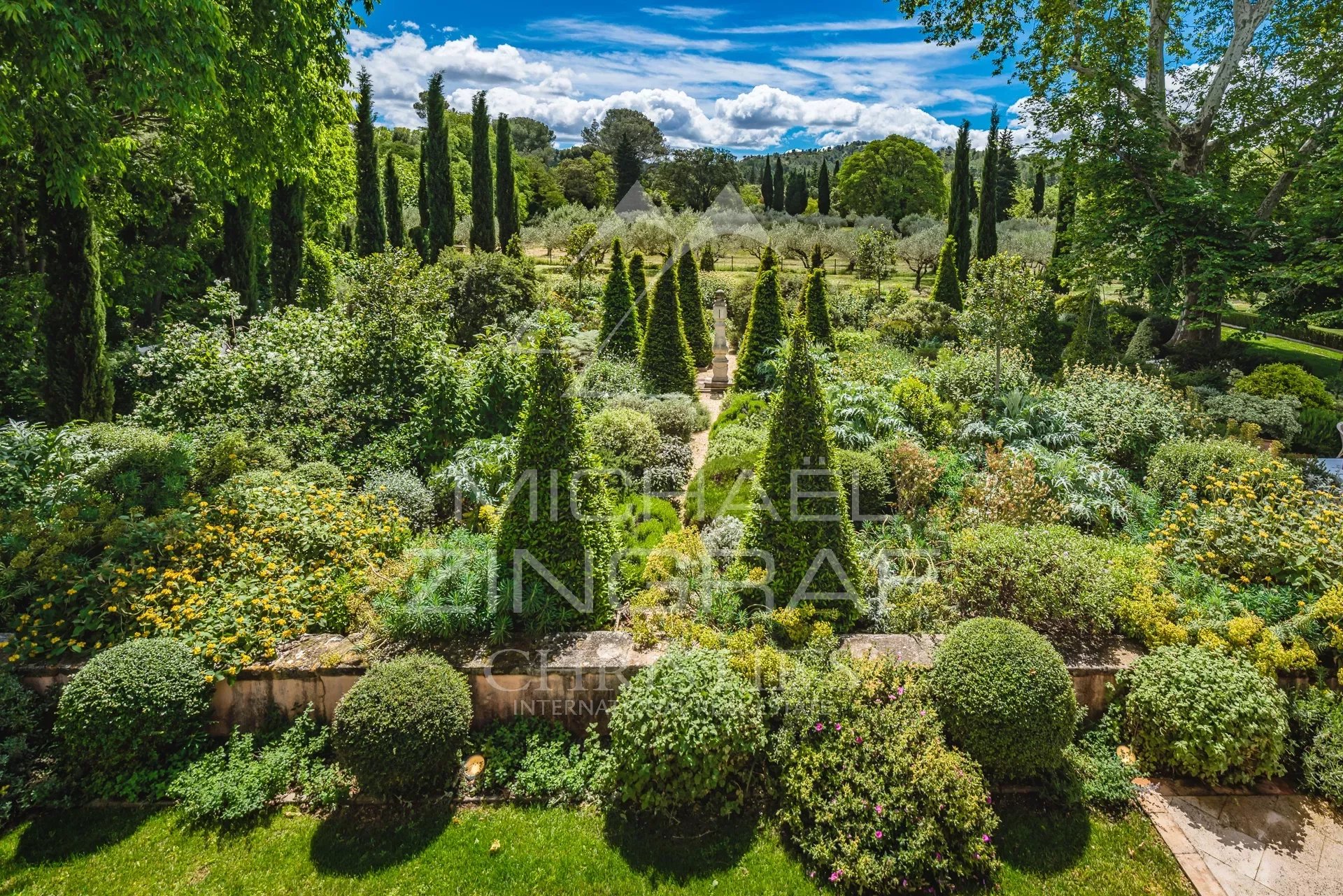 Luxuriöses Anwesen mit angelegtem Garten in der Nähe von Saint Rémy de Provence