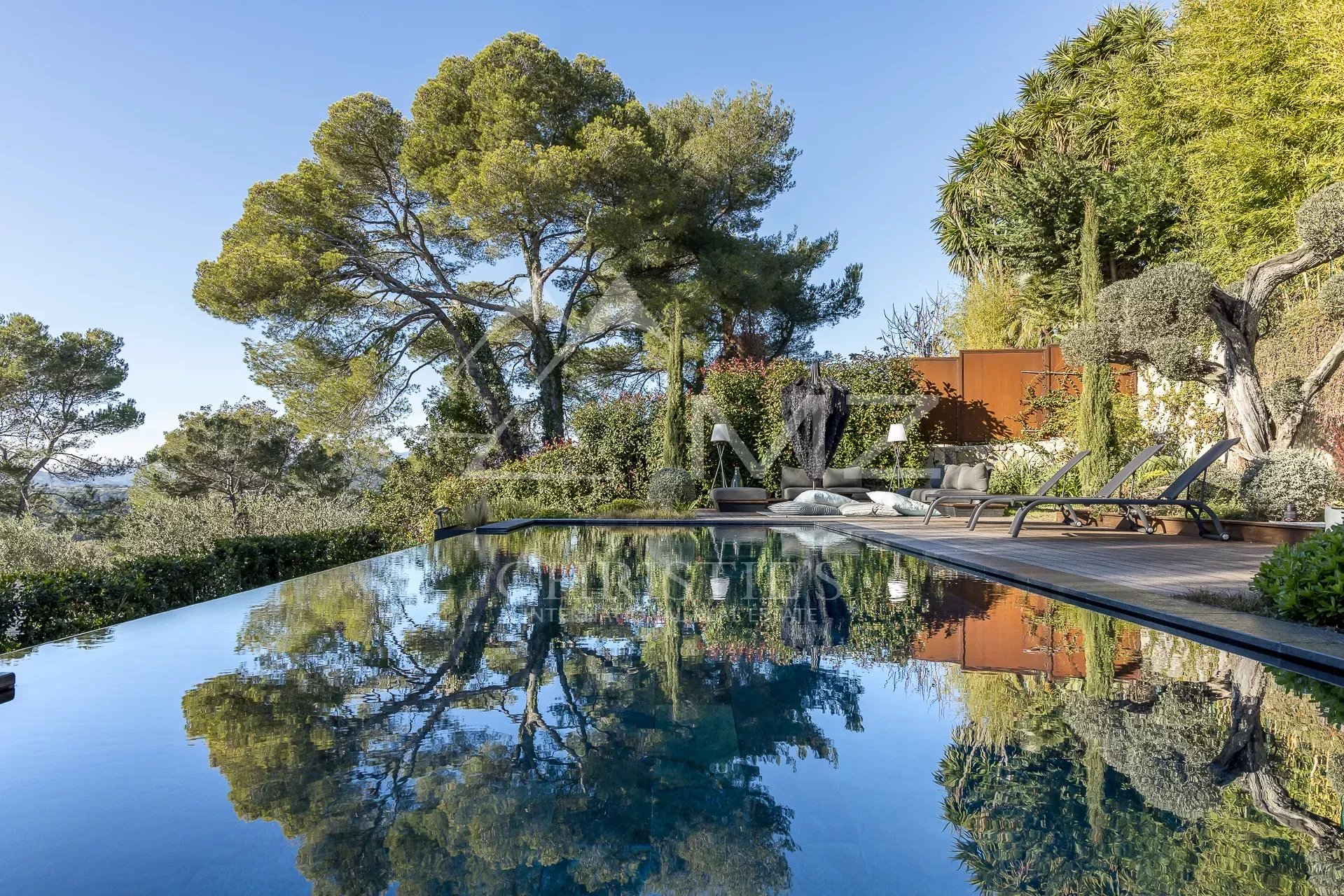 MOUGINS - CONTEMPORARY VILLA WITH PANORAMIC VIEW