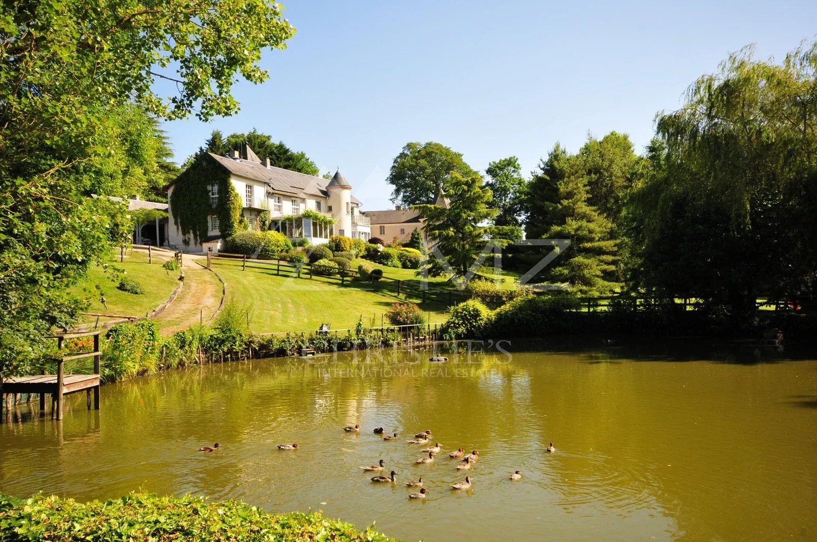 Manoir contemporain et dépendances avec piscine