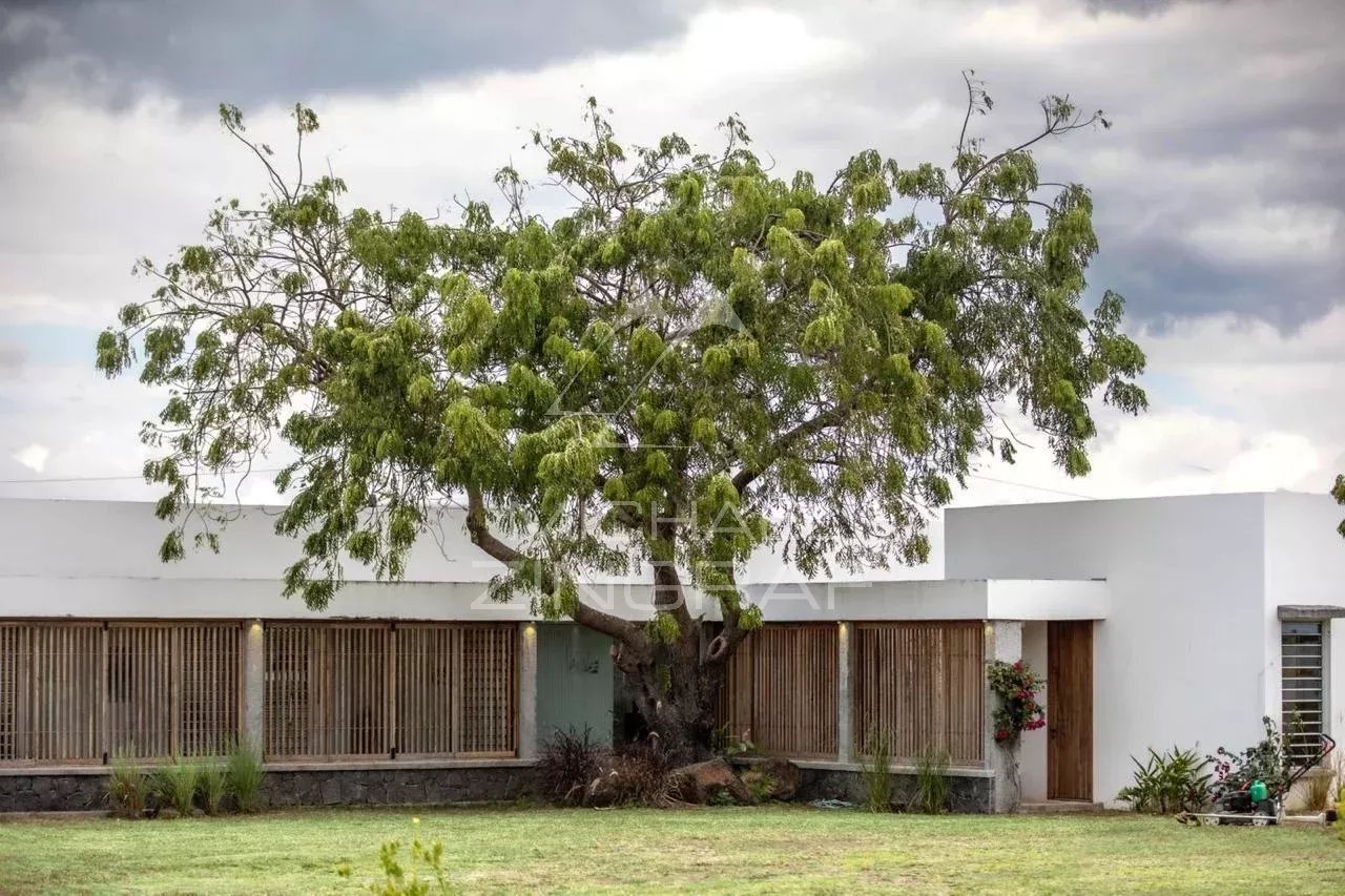 AUSSERGEWÖHNLICHE VILLA IM HERZEN DER ÜPPIGEN NATUR VON PETIT RAFFRAY