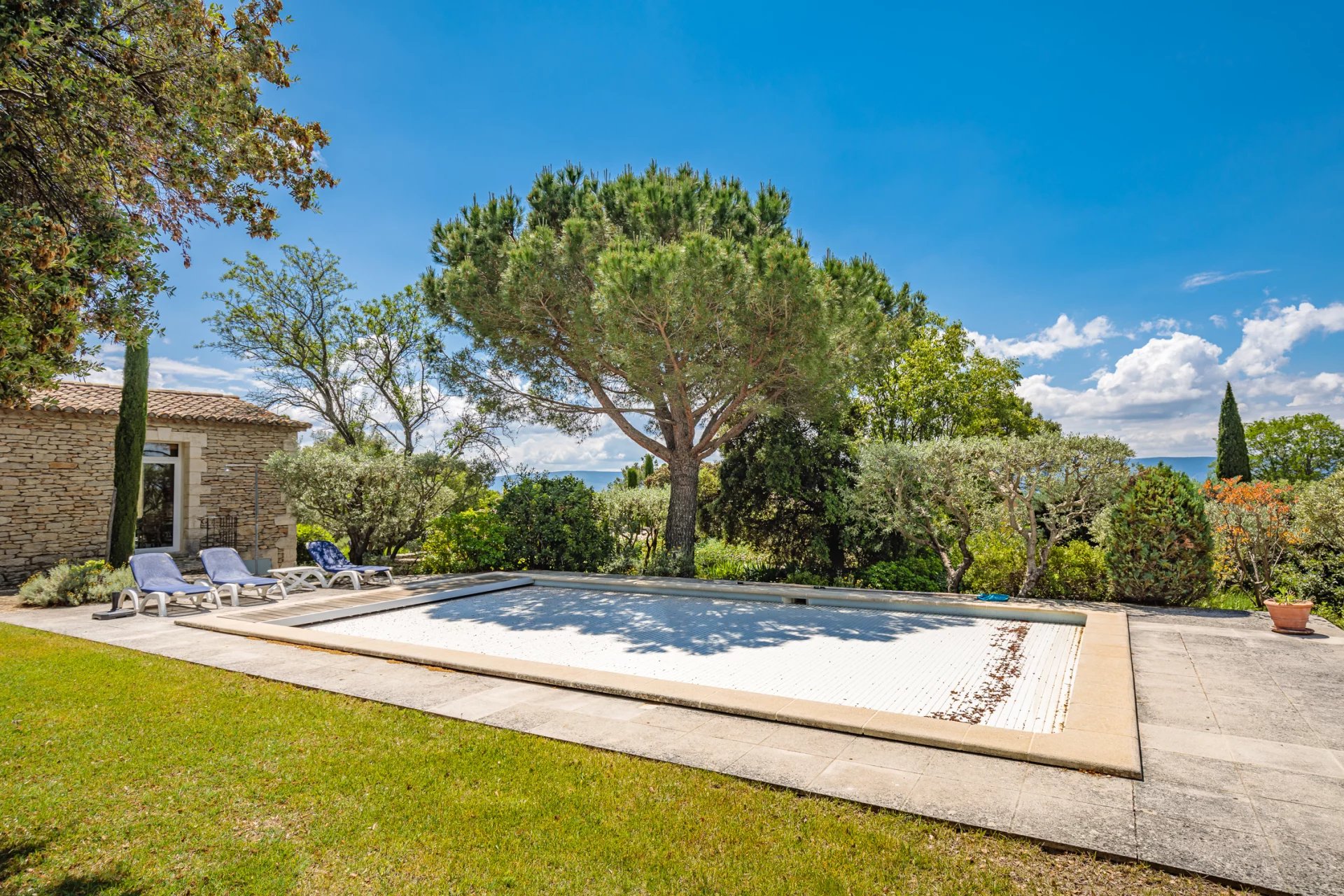 Gordes - Superbe maison en pierres proche du village