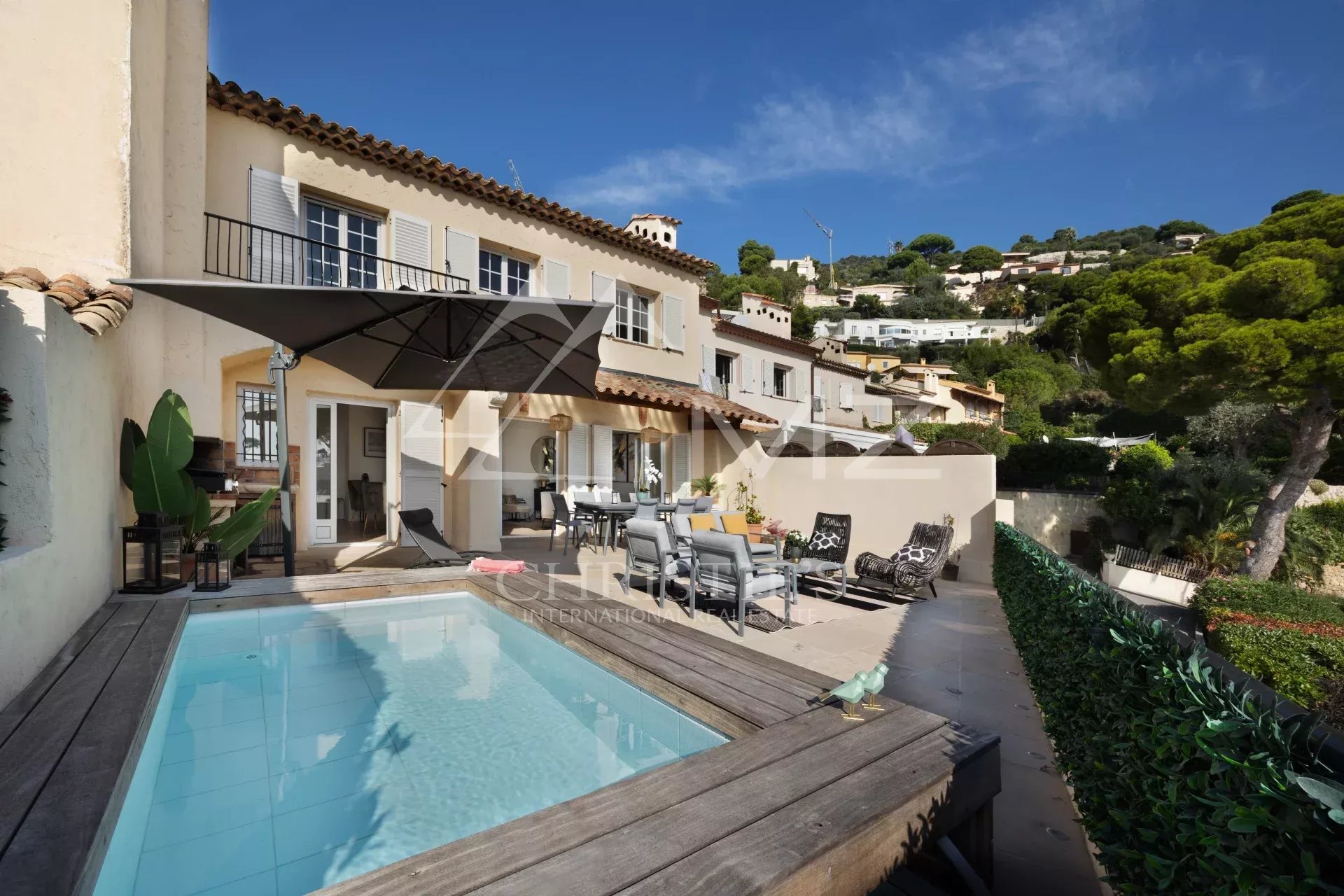 Élégante Villa Mitoyenne avec Terrasse et Vue Imprenable