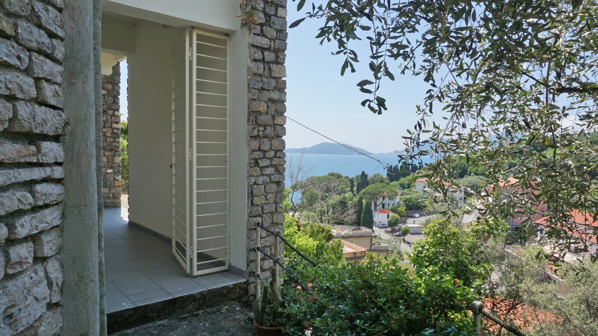 Élégante villa moderne avec de grandes fenêtres et vue sur la mer sur le golfe des Poètes à Fiascherino, Lerici