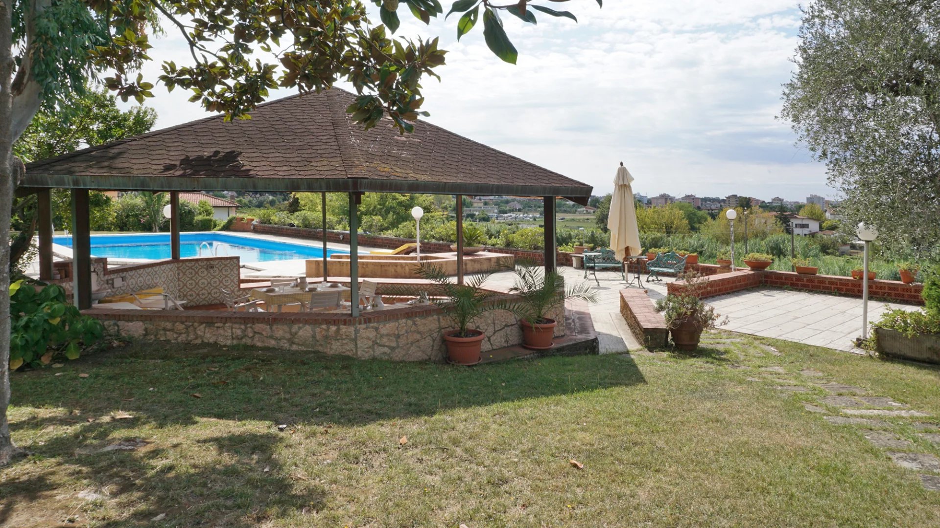 Elégante villa avec piscine, vignoble et grand terrain à une courte distance de la mer