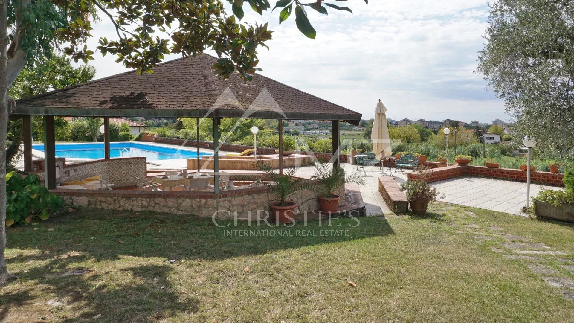 Elégante villa avec piscine, vignoble et grand terrain à une courte distance de la mer